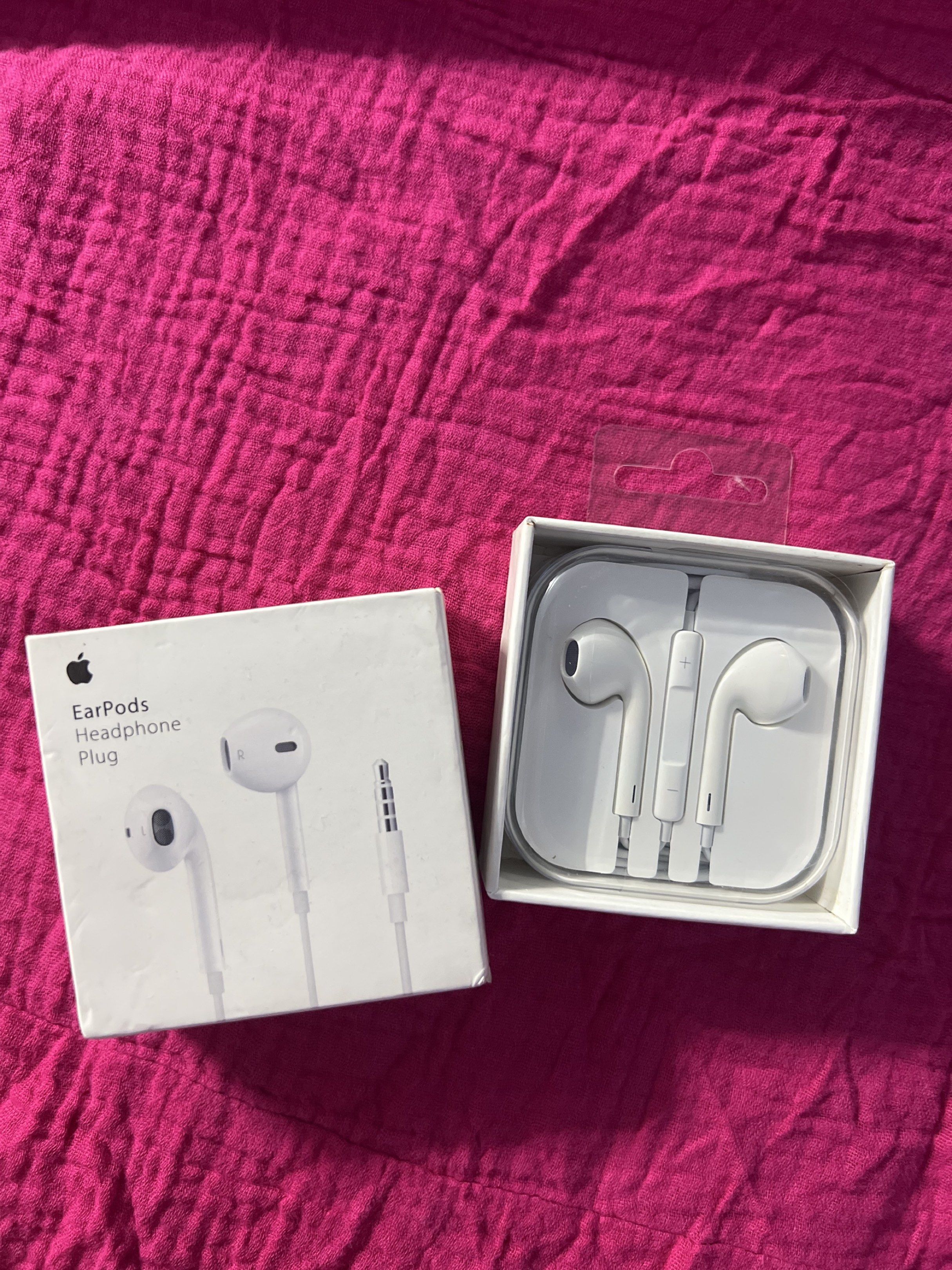 Earpods Headphone Jack 3.5mm (Category: Earphones) located in Manila. Submitted by as_onlineshop11 (Listing ID 1418954390, Image 1). Description: .