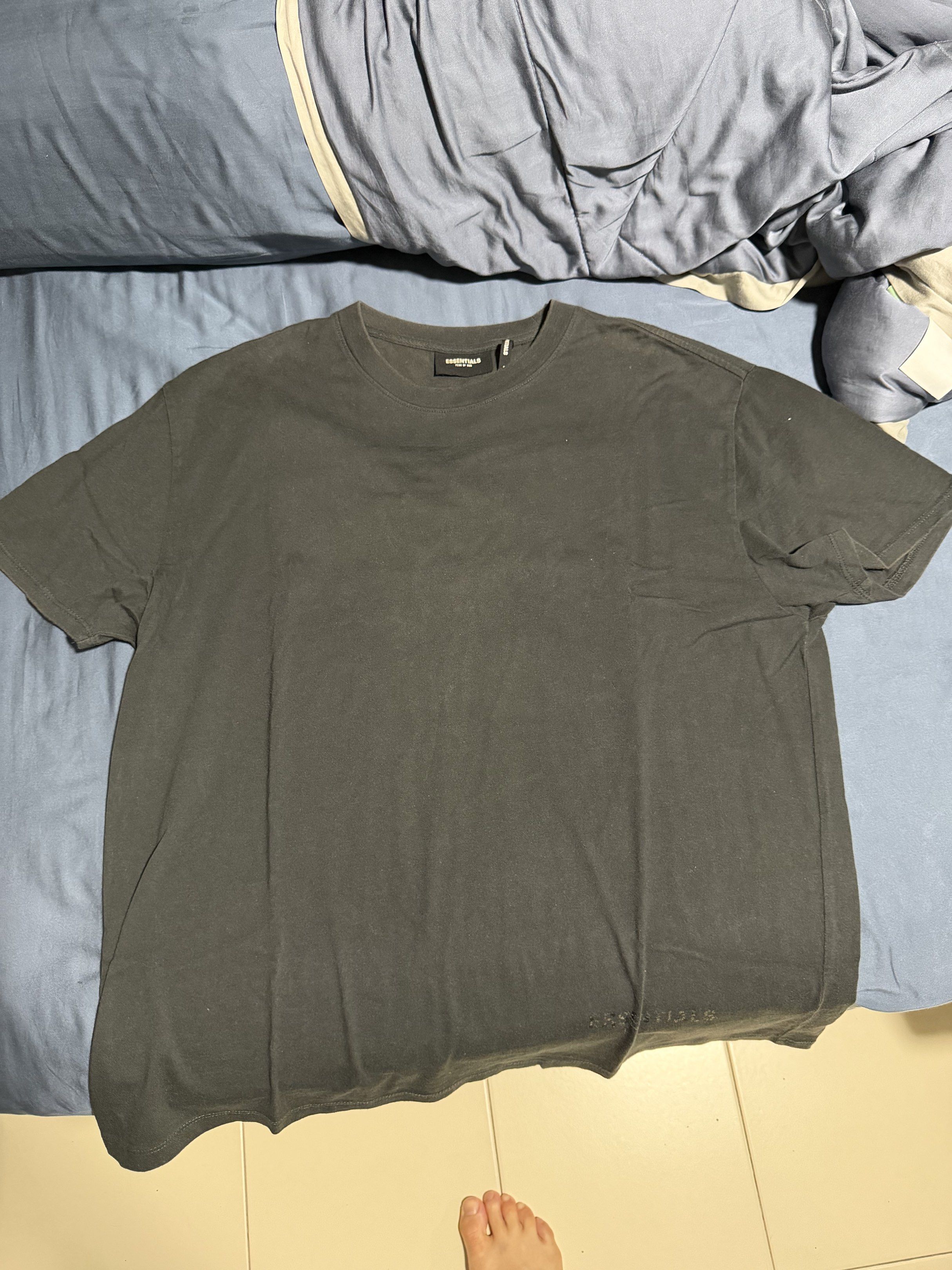 Essentials tee (Category: Tshirts & Polo Shirts) located in Singapore. Submitted by cheapskatefifa (Listing ID 1418943152, Image 2). Description: Essentials very first drop (I think) selling cuz out of trend, gf ask clear wardrobe before CNY if not kenna again hais, clear for me thanks, size S, 8/10, 101% authentic.