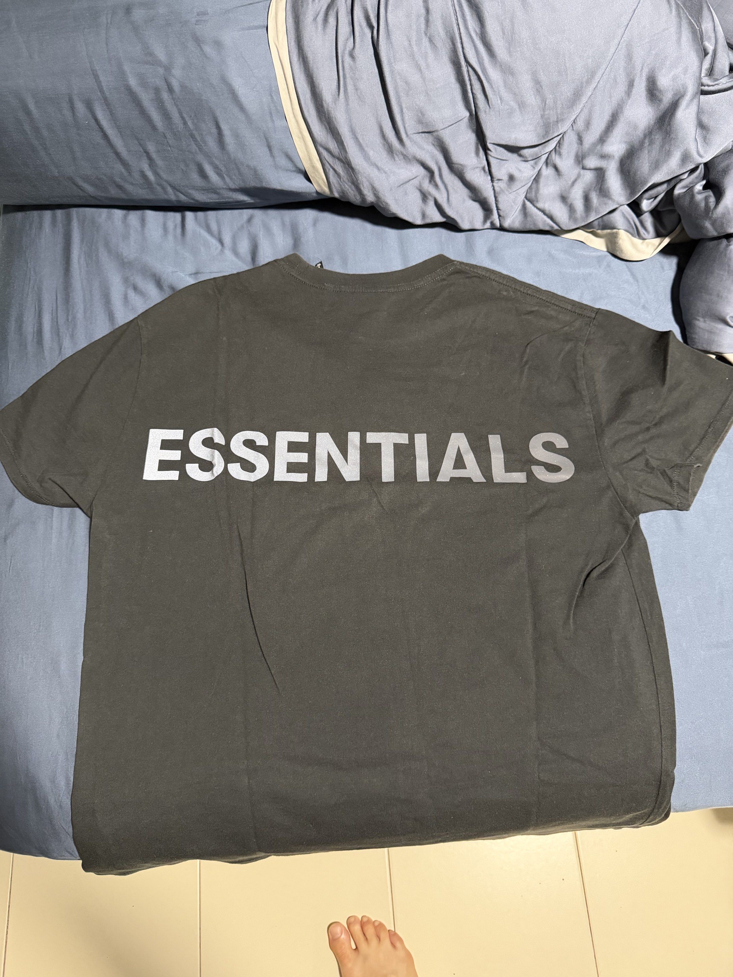 Essentials tee (Category: Tshirts & Polo Shirts) located in Singapore. Submitted by cheapskatefifa (Listing ID 1418943152, Image 1). Description: Essentials very first drop (I think) selling cuz out of trend, gf ask clear wardrobe before CNY if not kenna again hais, clear for me thanks, size S, 8/10, 101% authentic.
