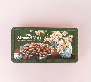 (Category: ) located in . Submitted by singapura-vintage (Listing ID 1418485882, Image 1). Description: .