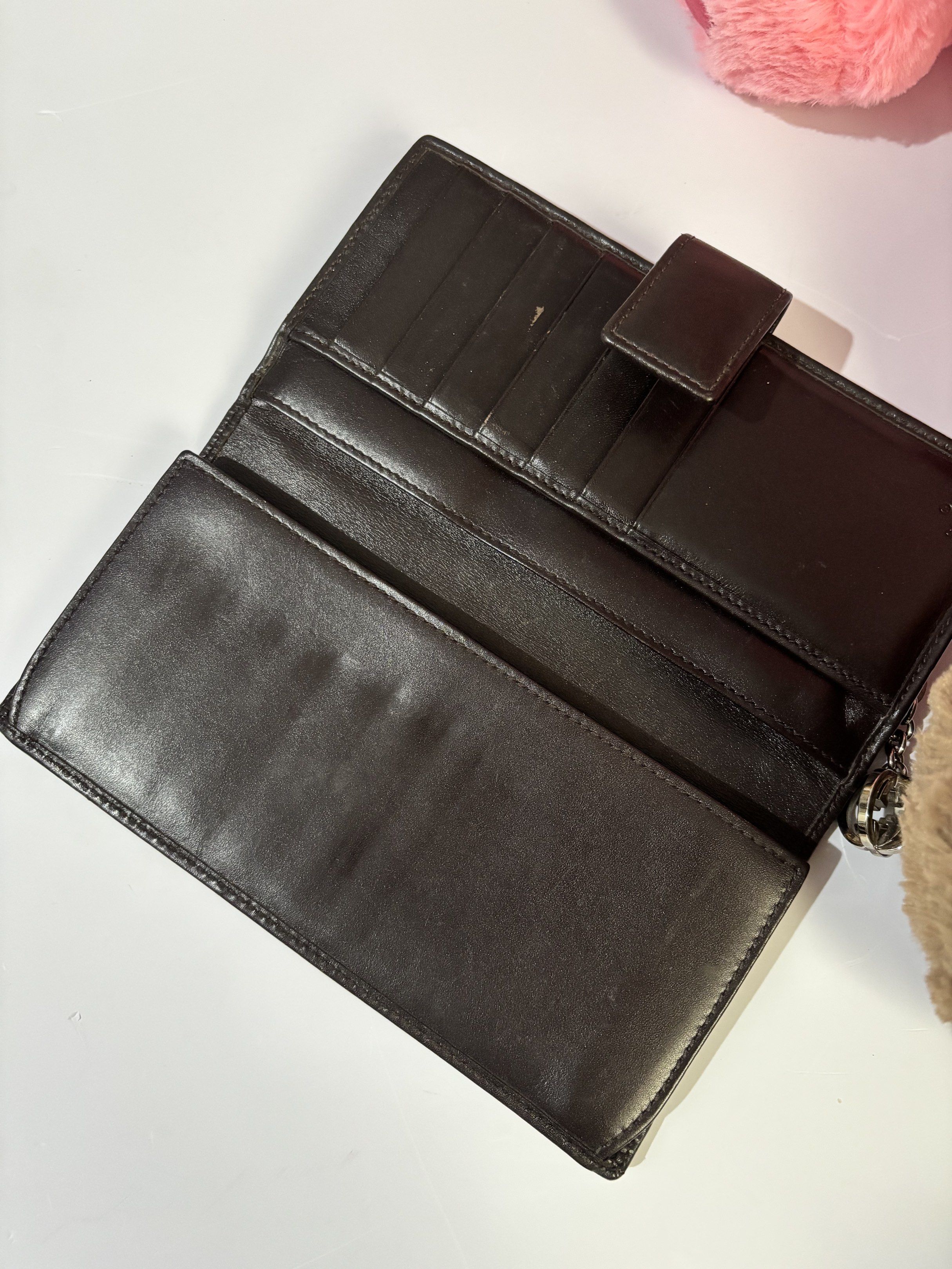 Gucci Wallet (Category: Luxury Bags & Wallets) located in Quezon City. Submitted by rishfav21 (Listing ID 1418822837, Image 2). Description: .