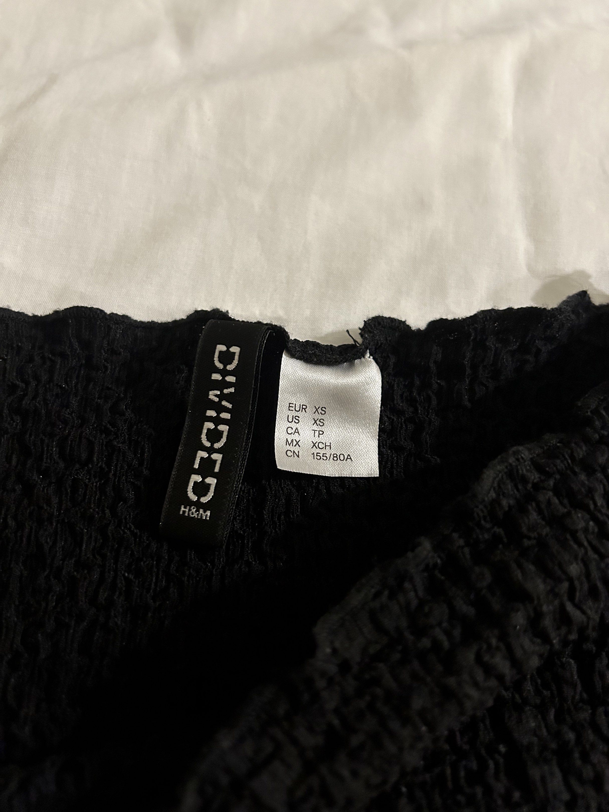 H&M Divided Boat Neck Textured Top (Category: Sleeveless) located in Calamba. Submitted by baskybears (Listing ID 1418933051, Image 2). Description: - H&M Divided black textured top - Size: XS - Boat Neck - Used once only.