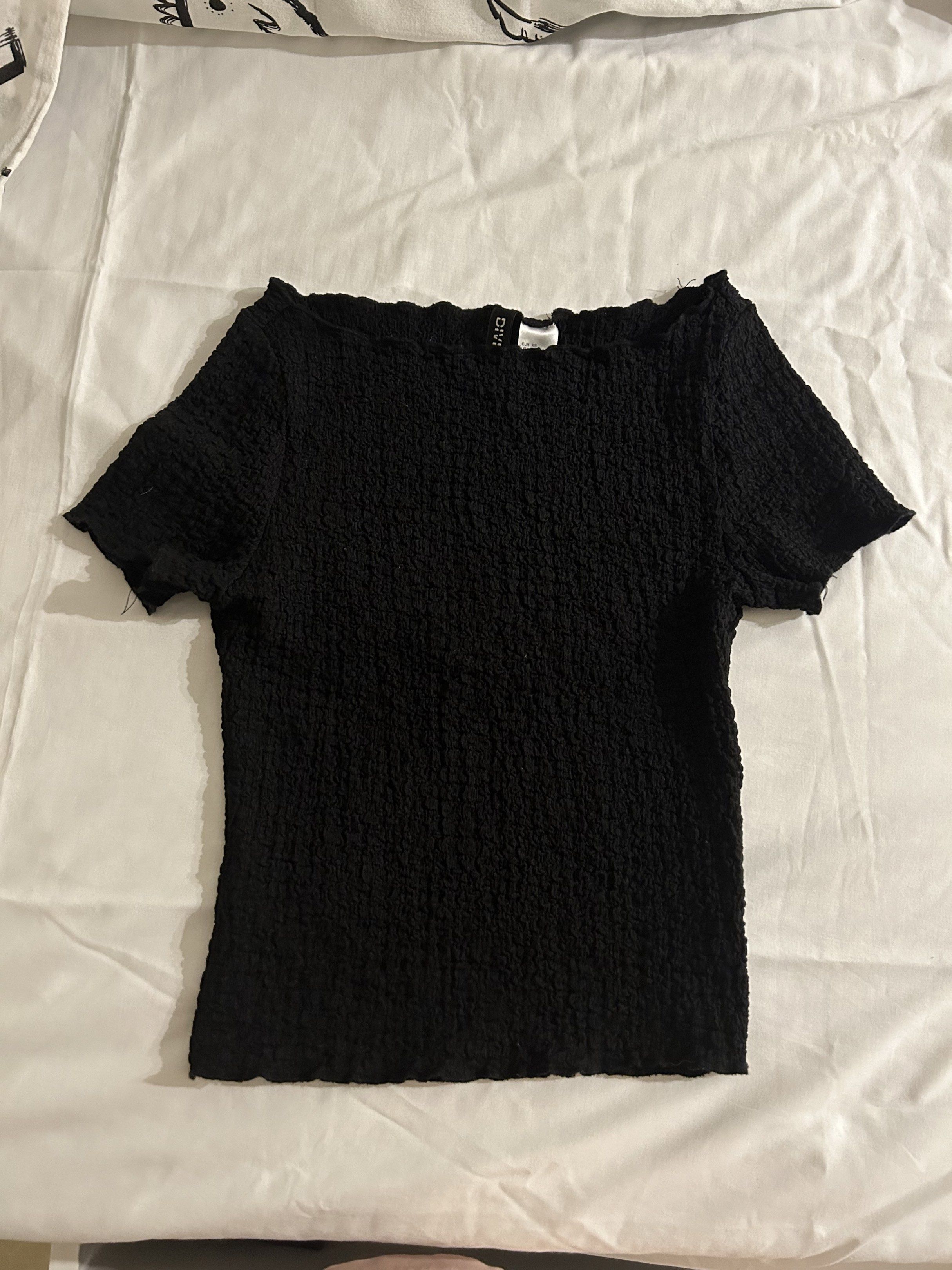 H&M Divided Boat Neck Textured Top (Category: Sleeveless) located in Calamba. Submitted by baskybears (Listing ID 1418933051, Image 1). Description: - H&M Divided black textured top - Size: XS - Boat Neck - Used once only.