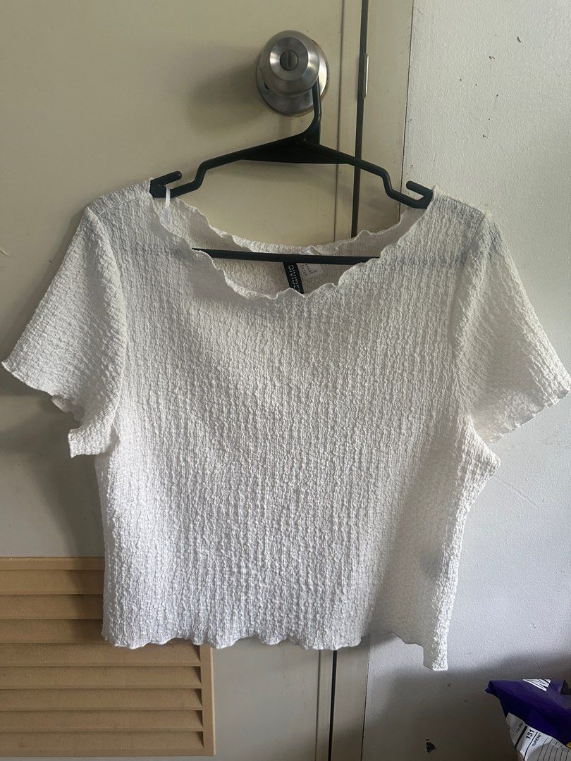 H&M Divided White Textured Top XL (Category: Shirts) located in Taguig. Submitted by dichannn (Listing ID 1418880851, Image 1). Description: - H&M Divided white top - Size: XL - Features a scalloped neckline - Short sleeves - Unique, slightly crinkled texture - Versatile for different outfits Bought here on carou for my sister’s yacht party. Selling now as i do not usually wear white.