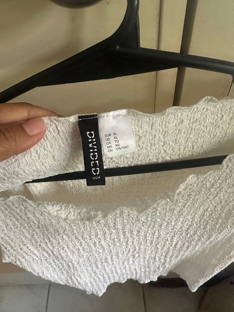 H&M Divided White Textured Top XL (Category: Shirts) located in Taguig. Submitted by dichannn (Listing ID 1418880851, Image 2). Description: - H&M Divided white top - Size: XL - Features a scalloped neckline - Short sleeves - Unique, slightly crinkled texture - Versatile for different outfits Bought here on carou for my sister’s yacht party. Selling now as i do not usually wear white.