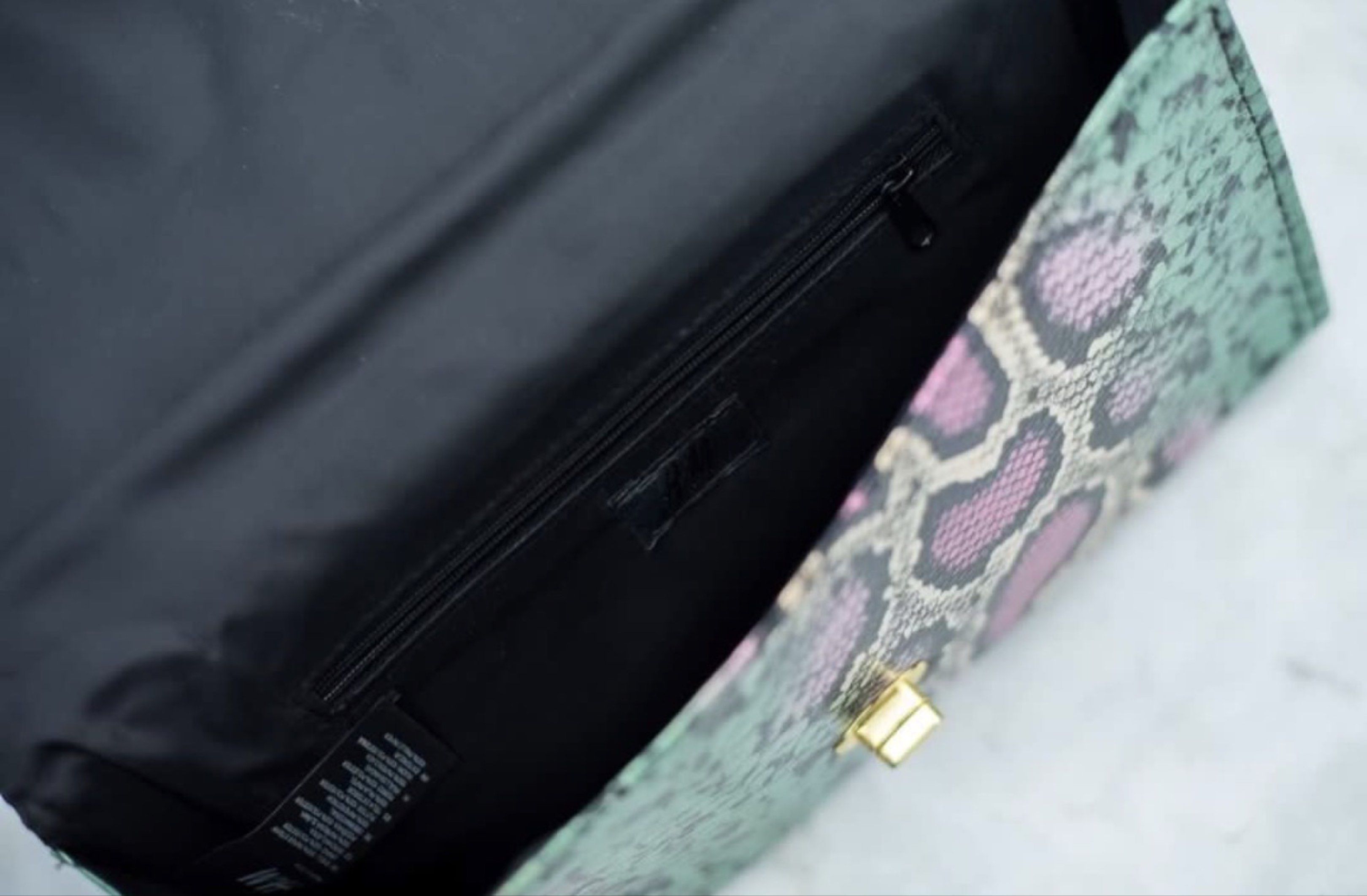 H&M Snakeskin Print Clutch Bag (Category: Clutches) located in Bacolod City. Submitted by xtian87 (Listing ID 1418934680, Image 2). Description: Personal preloved Good as new.