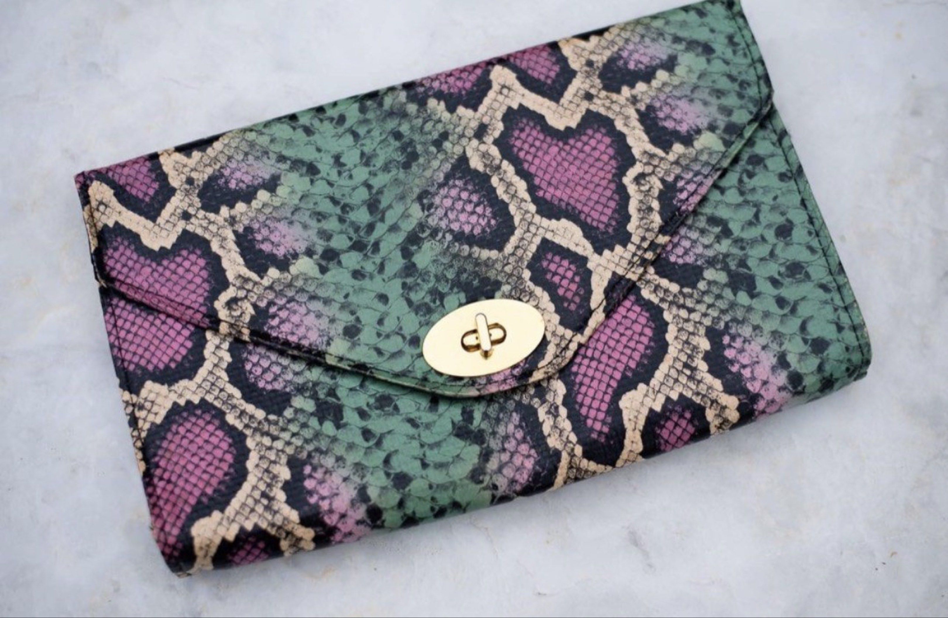 H&M Snakeskin Print Clutch Bag (Category: Clutches) located in Bacolod City. Submitted by xtian87 (Listing ID 1418934680, Image 1). Description: Personal preloved Good as new.