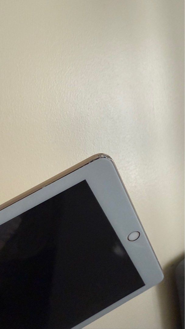 iPad 5th Gen 32gb WiFi only (Category: iPad) located in Bacoor. Submitted by officialchadaph (Listing ID 1418859245, Image 2). Description: No visibility on batt health.