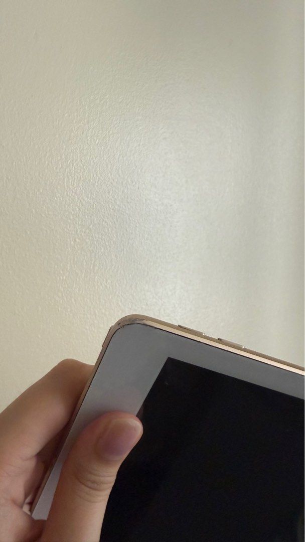 iPad 5th Gen 32gb WiFi only (Category: iPad) located in Bacoor. Submitted by officialchadaph (Listing ID 1418859245, Image 3). Description: No visibility on batt health.