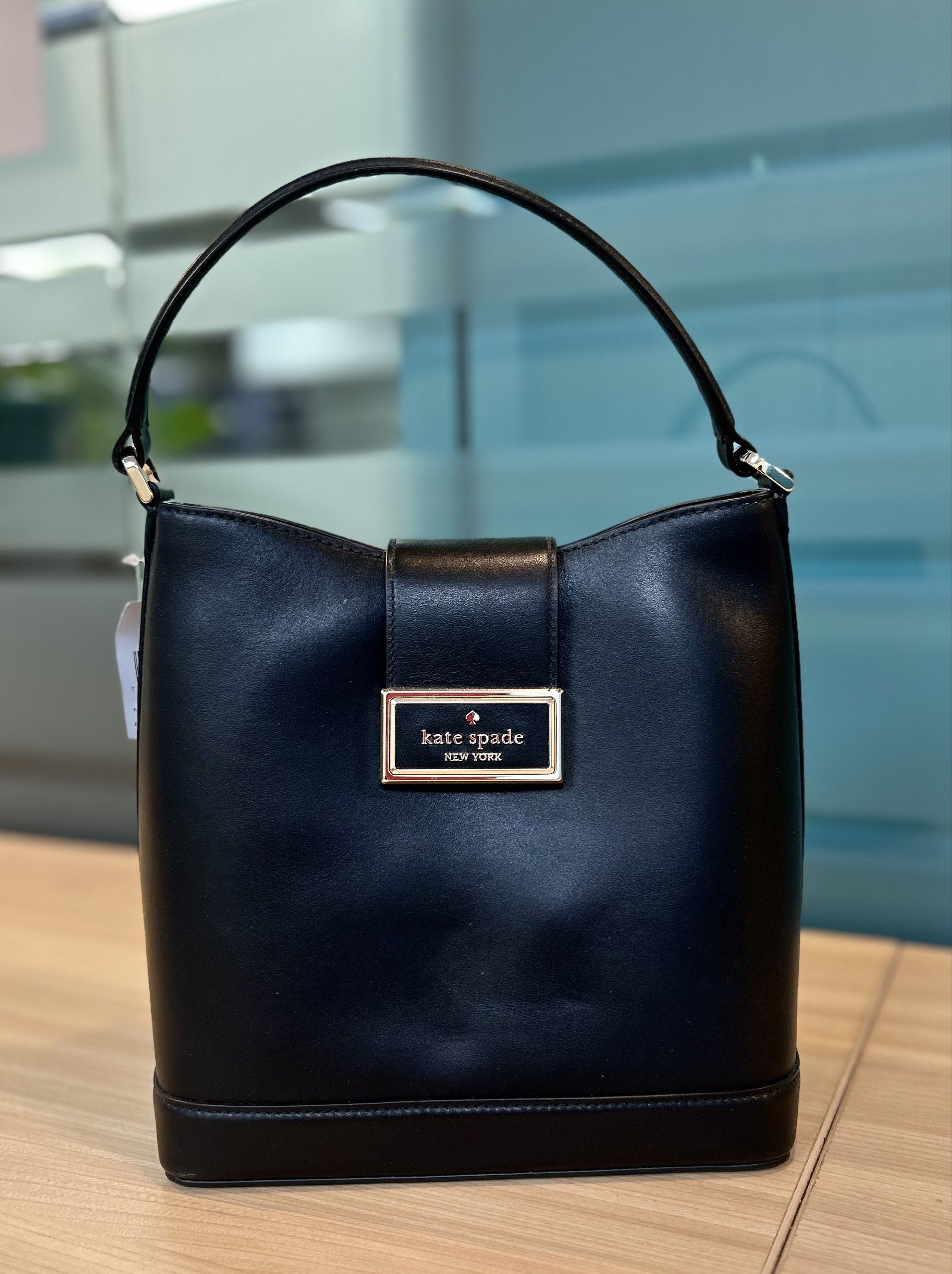Kate Spade Reegan Bucket Bag (Category: Luxury Bags & Wallets) located in Manila. Submitted by bigbaglady_68 (Listing ID 1418893322, Image 1). Description: Kate Spade Reegan bucket bag Black, smooth leather finish Dual straps- can be used as a handbag or shoulder bag .