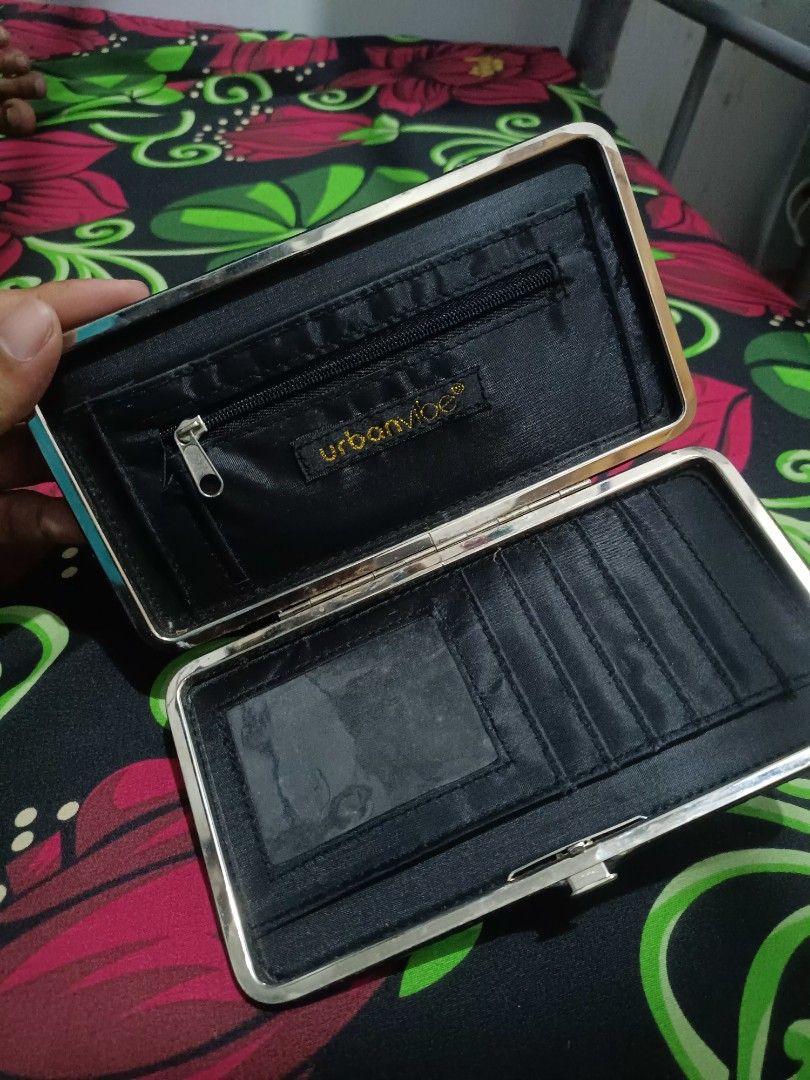 Luxury wallet original (Category: Luxury Bags & Wallets) located in Manila. Submitted by declutteringog7 (Listing ID 1418929132, Image 3). Description: .