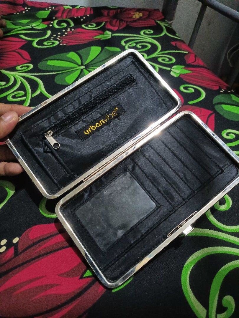 Luxury wallet original (Category: Luxury Bags & Wallets) located in Manila. Submitted by declutteringog7 (Listing ID 1418929132, Image 2). Description: .