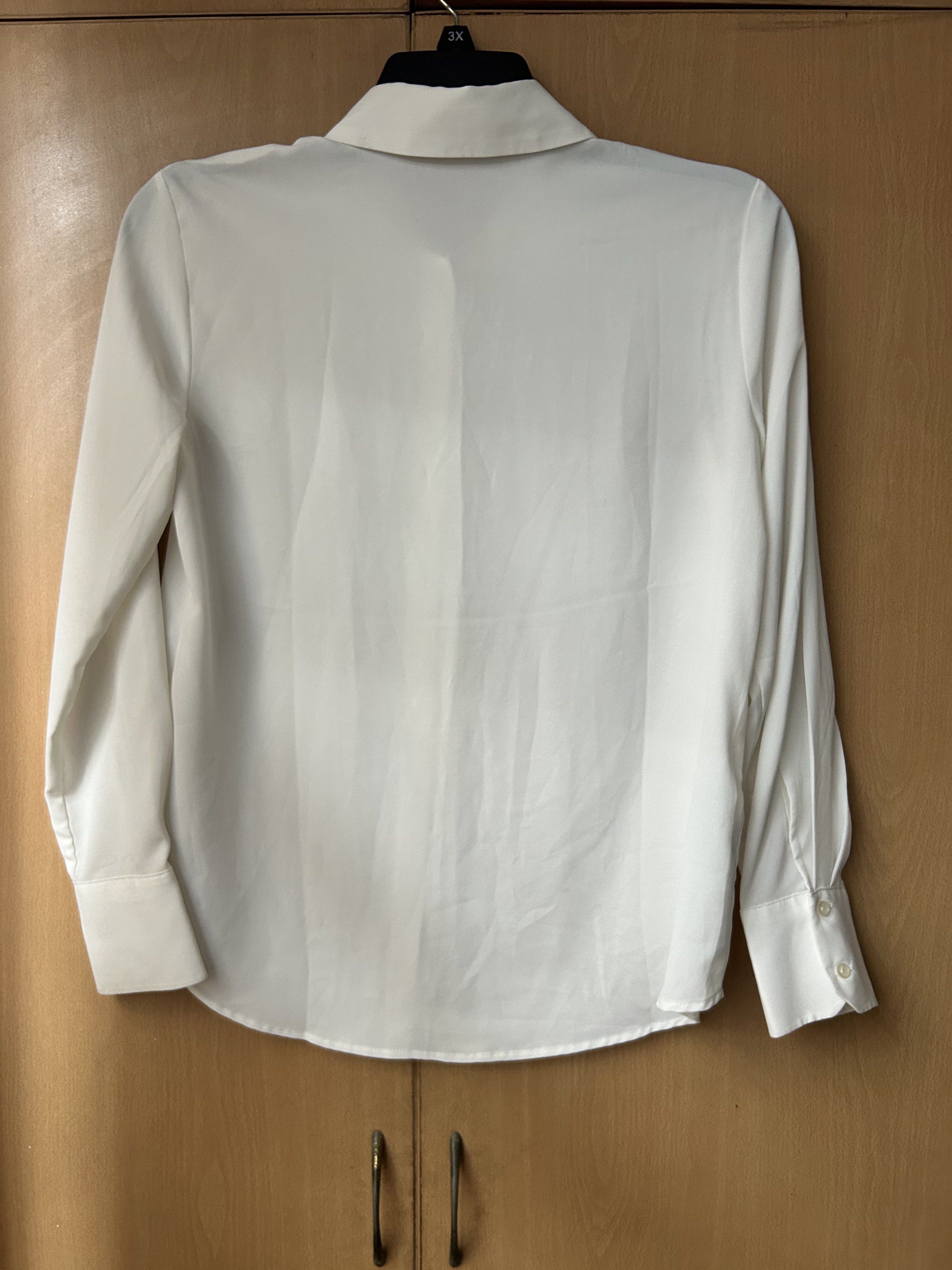 Mango White Button-Down Blouse (Category: Blouses) located in Pasig City. Submitted by timecheckmanila (Listing ID 1418822733, Image 3). Description: - Mango white button-down blouse - Long sleeves with buttoned cuffs - Classic collar - Button-up front closure - Made in France - Size: EUR S, USA 4, MEX CH.