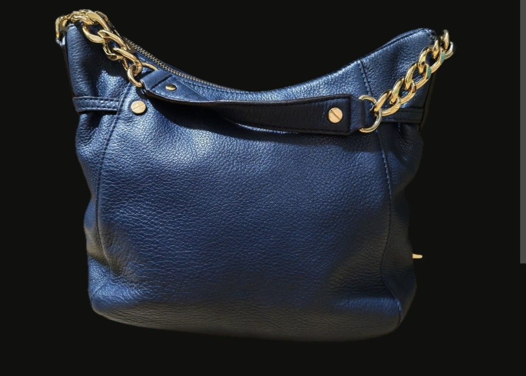 Mk original bag (Category: Luxury Bags & Wallets) located in Manila. Submitted by gentleeagle.20ae58 (Listing ID 1418943721, Image 2). Description: Michael kits bag navy blue Guaranteed original.