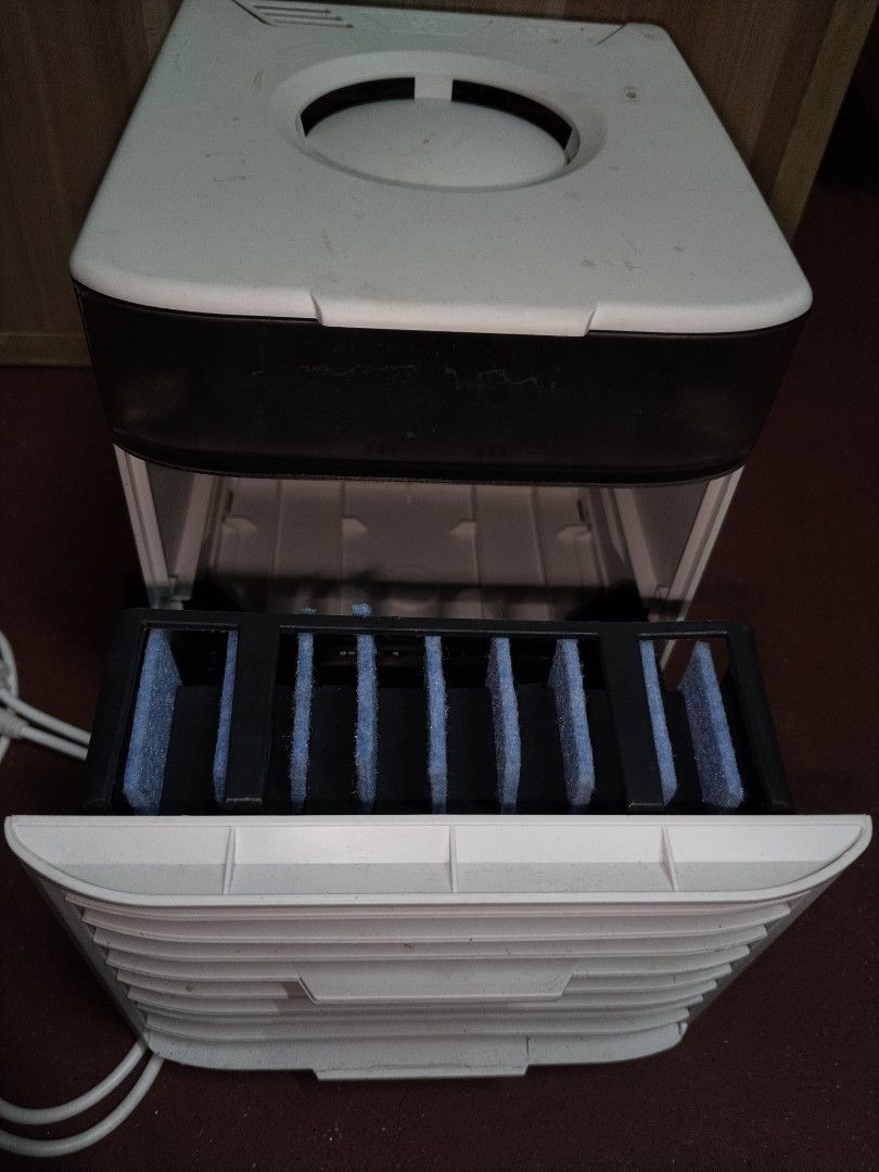 Newfan Ultra Air Cooler (Category: Air Conditioning and Heating) located in Manila. Submitted by bal.jon (Listing ID 1418942517, Image 3). Description: : gumagana siya. : need punasan kasi na stock na siya that's why may mga dirts but natatanggal naman. .