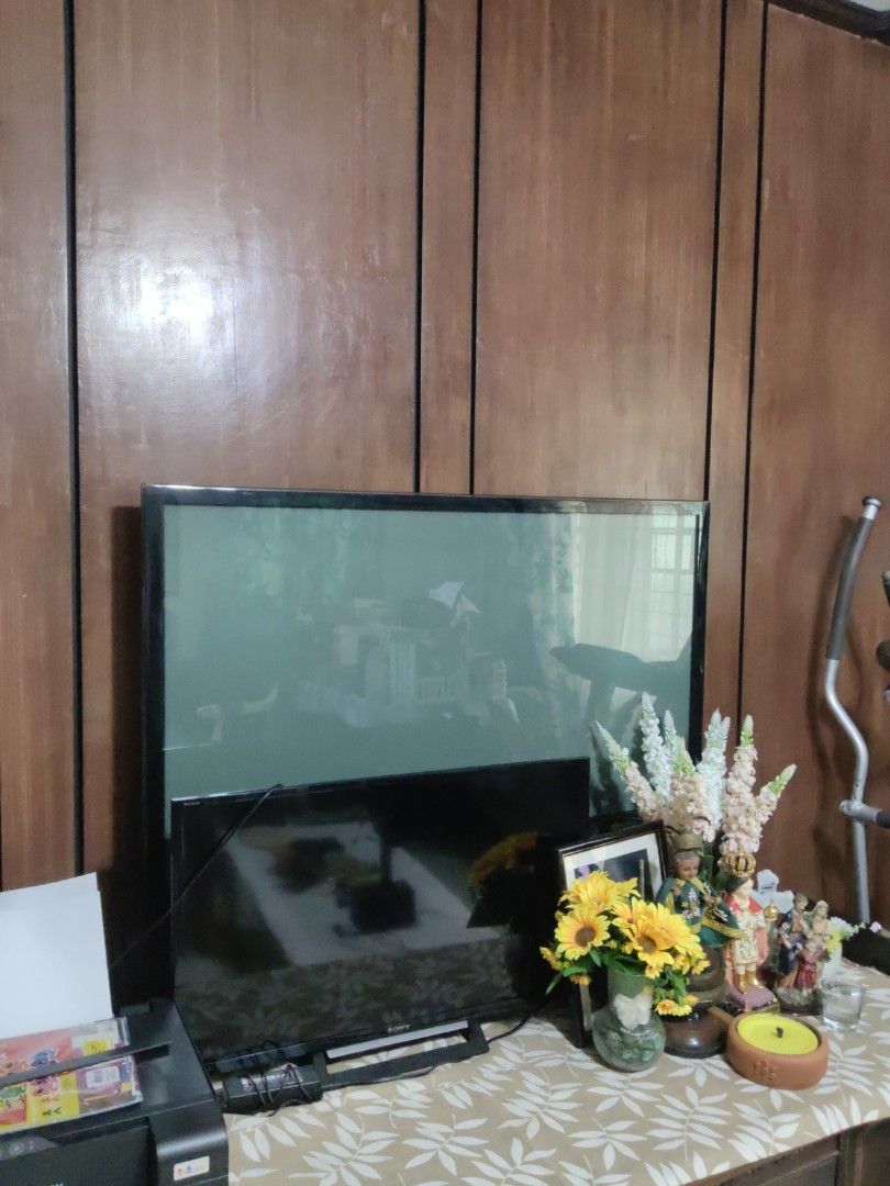 47" Not working Samsung smart TV (Category: TV) located in Quezon City. Submitted by purpleparrot (Listing ID 1418809796, Image 1). Description: - Parts can be sold -Samsung TV - Black frame - Clear screen - Multiple angles shown in photos - Placed on a wooden surface.