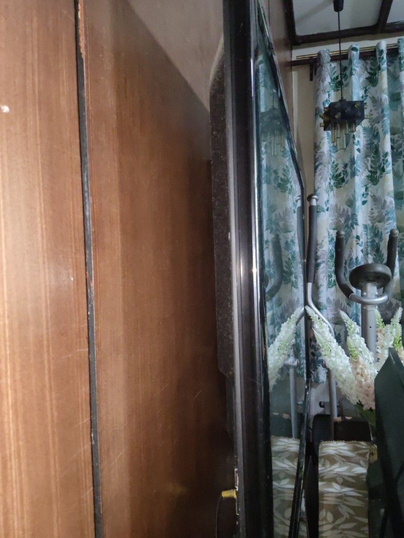 47" Not working Samsung smart TV (Category: TV) located in Quezon City. Submitted by purpleparrot (Listing ID 1418809796, Image 3). Description: - Parts can be sold -Samsung TV - Black frame - Clear screen - Multiple angles shown in photos - Placed on a wooden surface.