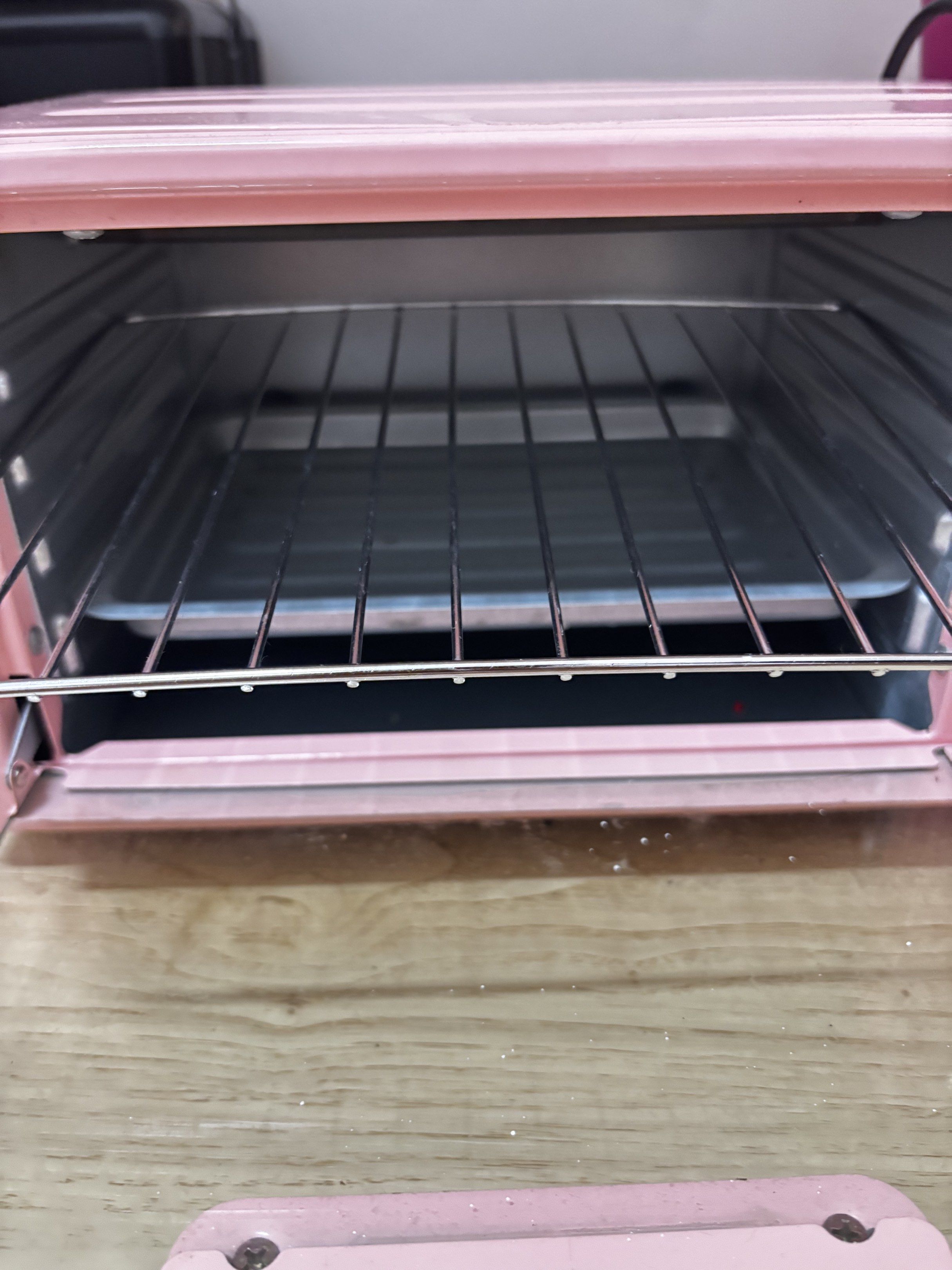 Pink Toaster Oven (Category: Ovens & Toasters) located in Pasig City. Submitted by luisa_advin (Listing ID 1418869282, Image 2). Description: - Pink toaster oven - Includes wire rack and baking tray - Features a clean interior - Compact design - Suitable for various cooking needs RfS- I used this for my polymer clay business but I already got over that hobby. Bought this in shoppee HANRIVER appliances. Did not over use it .