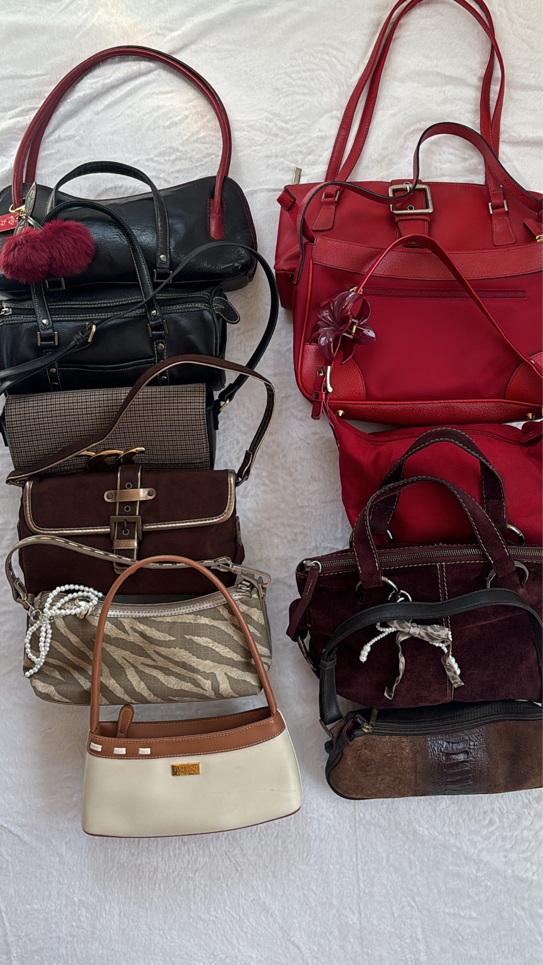 preloved y2k kili/shoulder bags (Category: Shoulder Bags) located in Manila. Submitted by user001489 (Listing ID 1418894264, Image 3). Description: selling my preloved bags! pls message for the price and deets! :) loc: pasay city mod: lalamove/angkas/jnt .