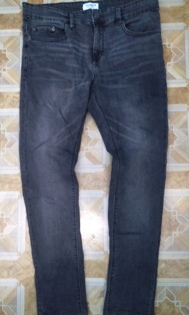 Pull and Bear Selvedge Jeans (Category: Jeans) located in Pila. Submitted by franklinsanity (Listing ID 1418832916, Image 1). Description: Dimes: Waist -32"-34" Length - 36" in seem - 26" hem - 5.5" Stretch fabric Skinny Jeans altered length.