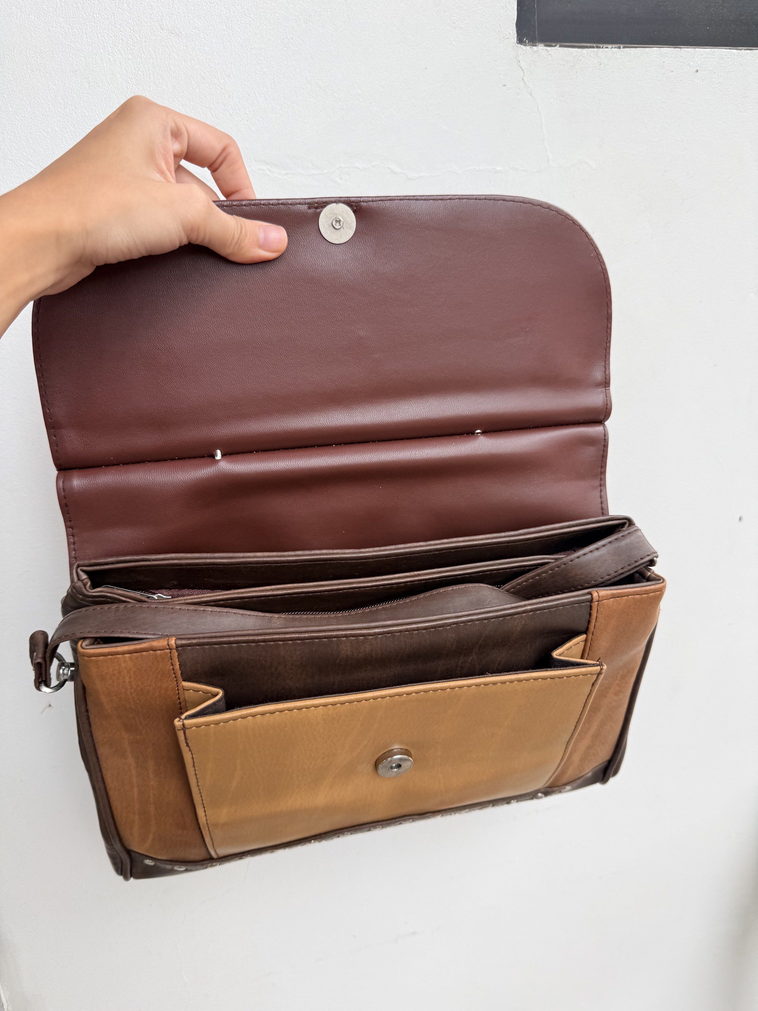 Ralph Lauren Messenger Bag (Category: Cross-body Bags) located in Pasay City. Submitted by karlamarithe (Listing ID 1418966531, Image 2). Description: Laurent by Ralph Lauren Leather Bag – Brand New Brand new, never used Authentic Laurent by Ralph Lauren Genuine leather bag in brown tones Structured design with magnetic flap closure Spacious interior with multiple compartments With back zipper pocket Can be used as hand carry or crossbody Sturdy 
