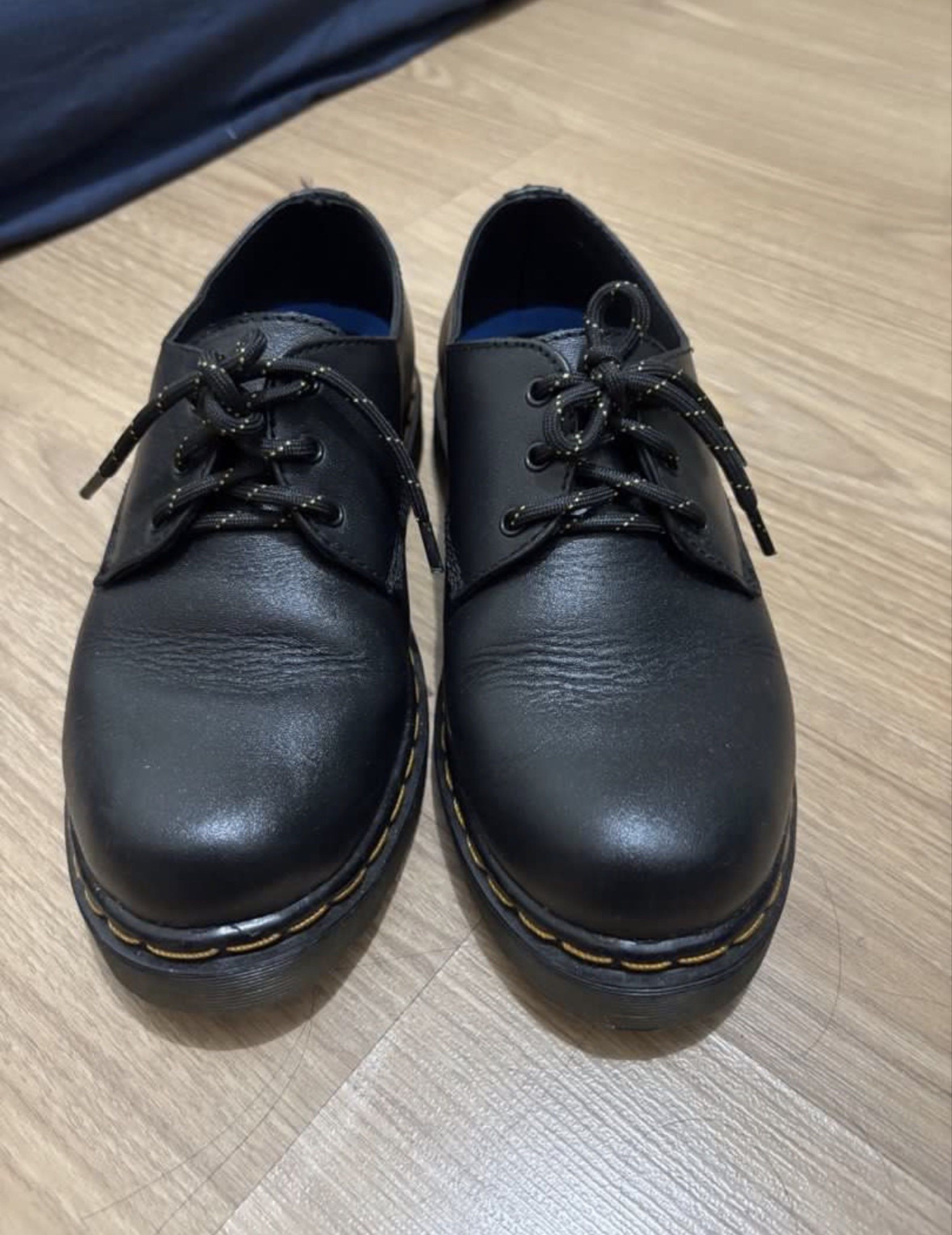 Rob & Mara Black Leather Shoes (Category: Loafers) located in Guimba. Submitted by nine__ (Listing ID 1418896159, Image 3). Description: - Brand: Rob & Mara - Style: Derby shoes - Material: Black leather - Closure: Lace-up - Sole: Sturdy with stitching - Insole: Blue lining - Condition: Good rfs : too big for me.