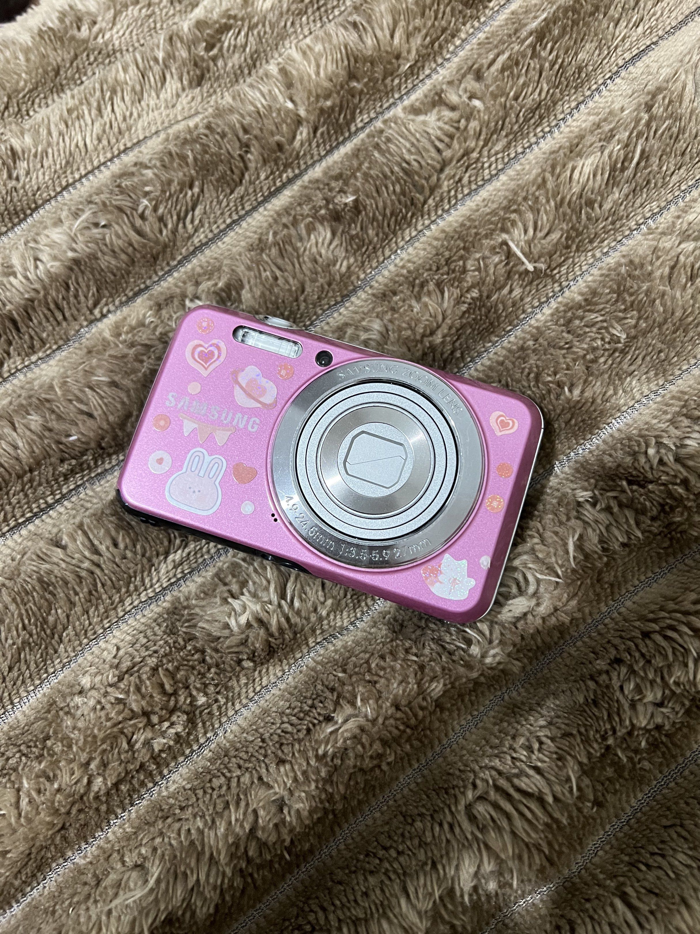 Samsung ES80 Digital Camera - Pink (Category: Cameras) located in San Pedro. Submitted by sneaax (Listing ID 1418896849, Image 1). Description: Selling my samsung digicam! Bought it sa IG digicam seller, check last pic for proof! Check the results too! Well taken care ko naman siya, kunin niyo na please! Samsung ES80 12mp flash, zoom, and all buttons are working body condition: 9/10! -screen burn only & sometimes delayed response sa shutter butto