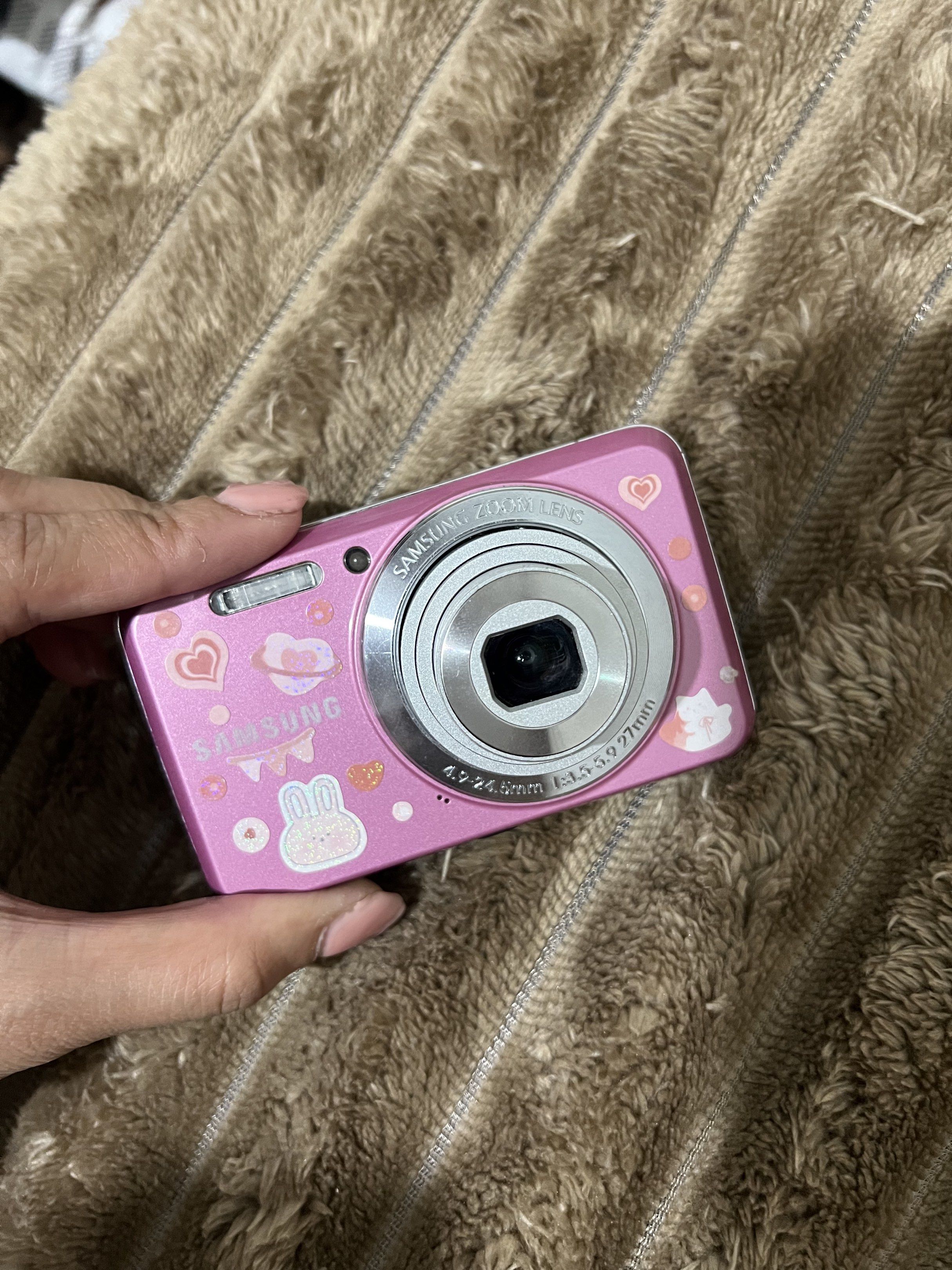 Samsung ES80 Digital Camera - Pink (Category: Cameras) located in San Pedro. Submitted by sneaax (Listing ID 1418896849, Image 2). Description: Selling my samsung digicam! Bought it sa IG digicam seller, check last pic for proof! Check the results too! Well taken care ko naman siya, kunin niyo na please! Samsung ES80 12mp flash, zoom, and all buttons are working body condition: 9/10! -screen burn only & sometimes delayed response sa shutter butto