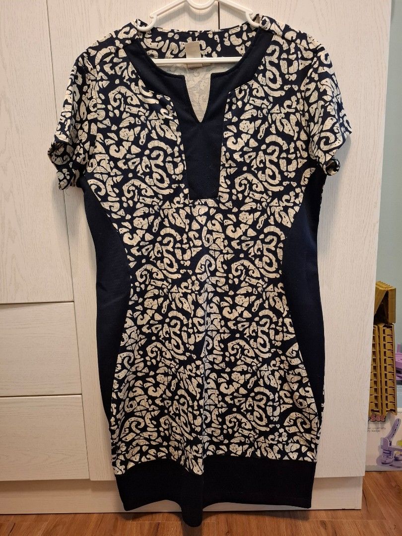 Shapes XL Printed Dress (Category: Dresses) located in Makati City. Submitted by chyna527 (Listing ID 1418889765, Image 1). Description: - Navy blue and cream print - V-neck design - Short sleeves - Size: XL - Made in the Philippines - Comfortable fabric - Perfect for casual wear.