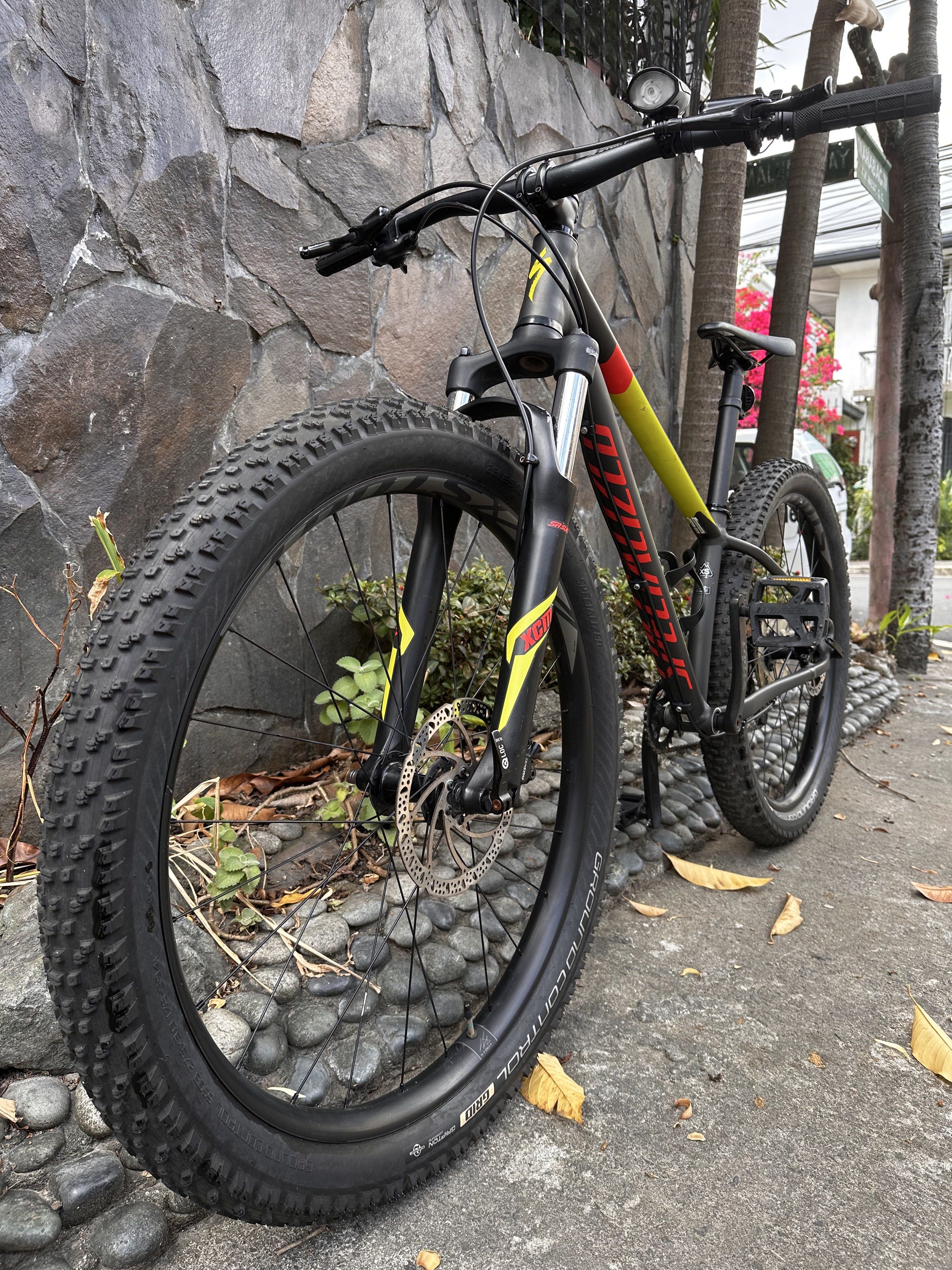 Specialized Fuse 6Fattie 27.5+ Trail MTB (Category: Bicycles) located in Makati City. Submitted by theriftmnl (Listing ID 1418837034, Image 3). Description: Specialized Fuse 6Fattie 27.5+ Trail MTB A1 Butted Premium Aluminum Frame Specialized Ground Control GRID Gripton tires 27.5 x 3.0 (76-584) Plus Tires SR Suntour XCM Suspension Fork SRAM X5 Drivetrain Tektro Auriga Hydraulic Disc Brakes Mineral Oil Specialized Stout Straight Handlebar Special