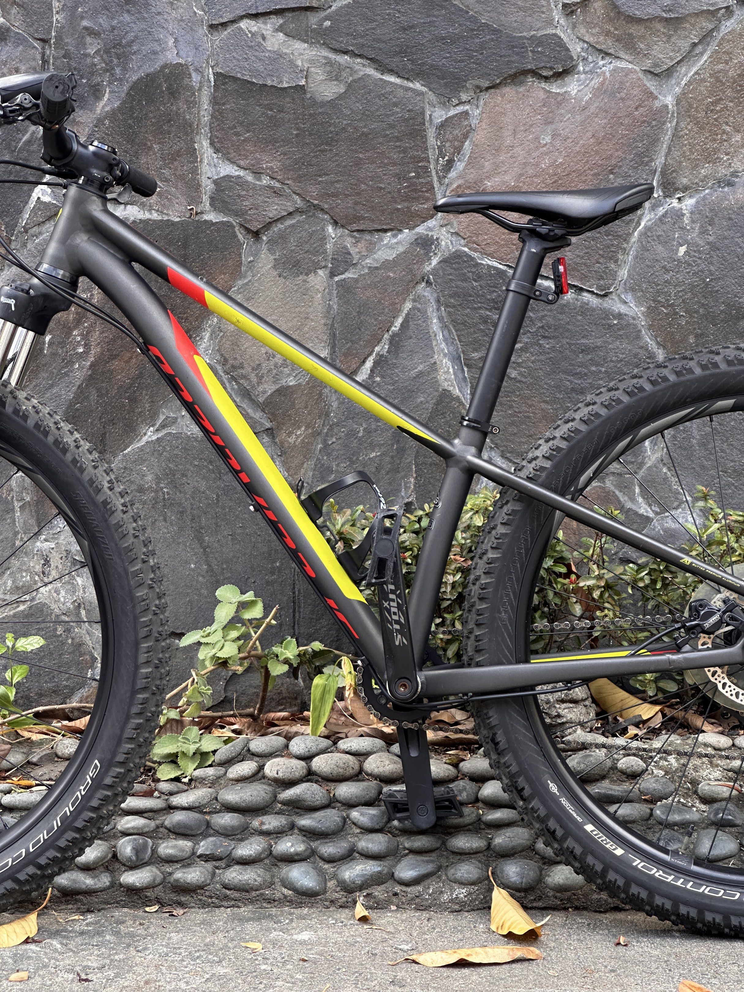 Specialized Fuse 6Fattie 27.5+ Trail MTB (Category: Bicycles) located in Makati City. Submitted by theriftmnl (Listing ID 1418837034, Image 2). Description: Specialized Fuse 6Fattie 27.5+ Trail MTB A1 Butted Premium Aluminum Frame Specialized Ground Control GRID Gripton tires 27.5 x 3.0 (76-584) Plus Tires SR Suntour XCM Suspension Fork SRAM X5 Drivetrain Tektro Auriga Hydraulic Disc Brakes Mineral Oil Specialized Stout Straight Handlebar Special