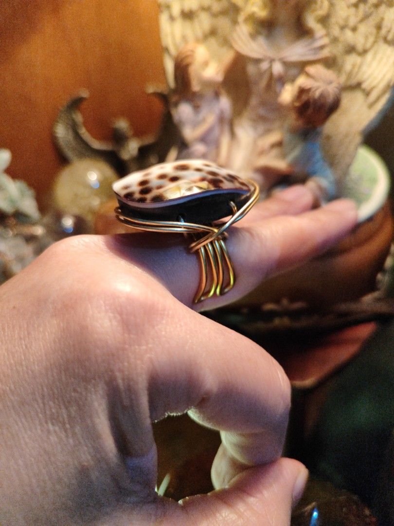 Statement Brown Tiger Cowrie Shell Copperwired Ring (Category: Rings) located in Pasig City. Submitted by vintagetreasures2222 (Listing ID 1418888724, Image 2). Description: .
