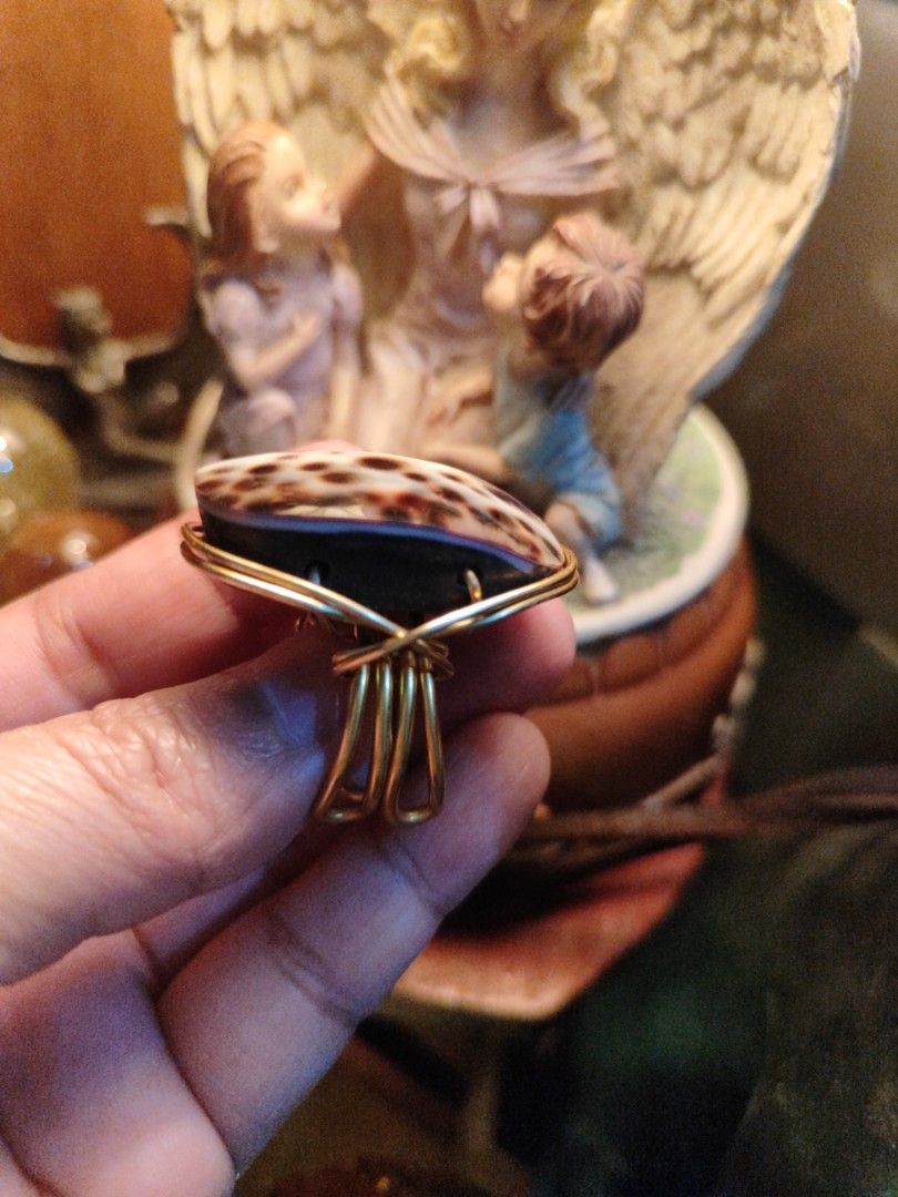 Statement Brown Tiger Cowrie Shell Copperwired Ring (Category: Rings) located in Pasig City. Submitted by vintagetreasures2222 (Listing ID 1418888724, Image 3). Description: .