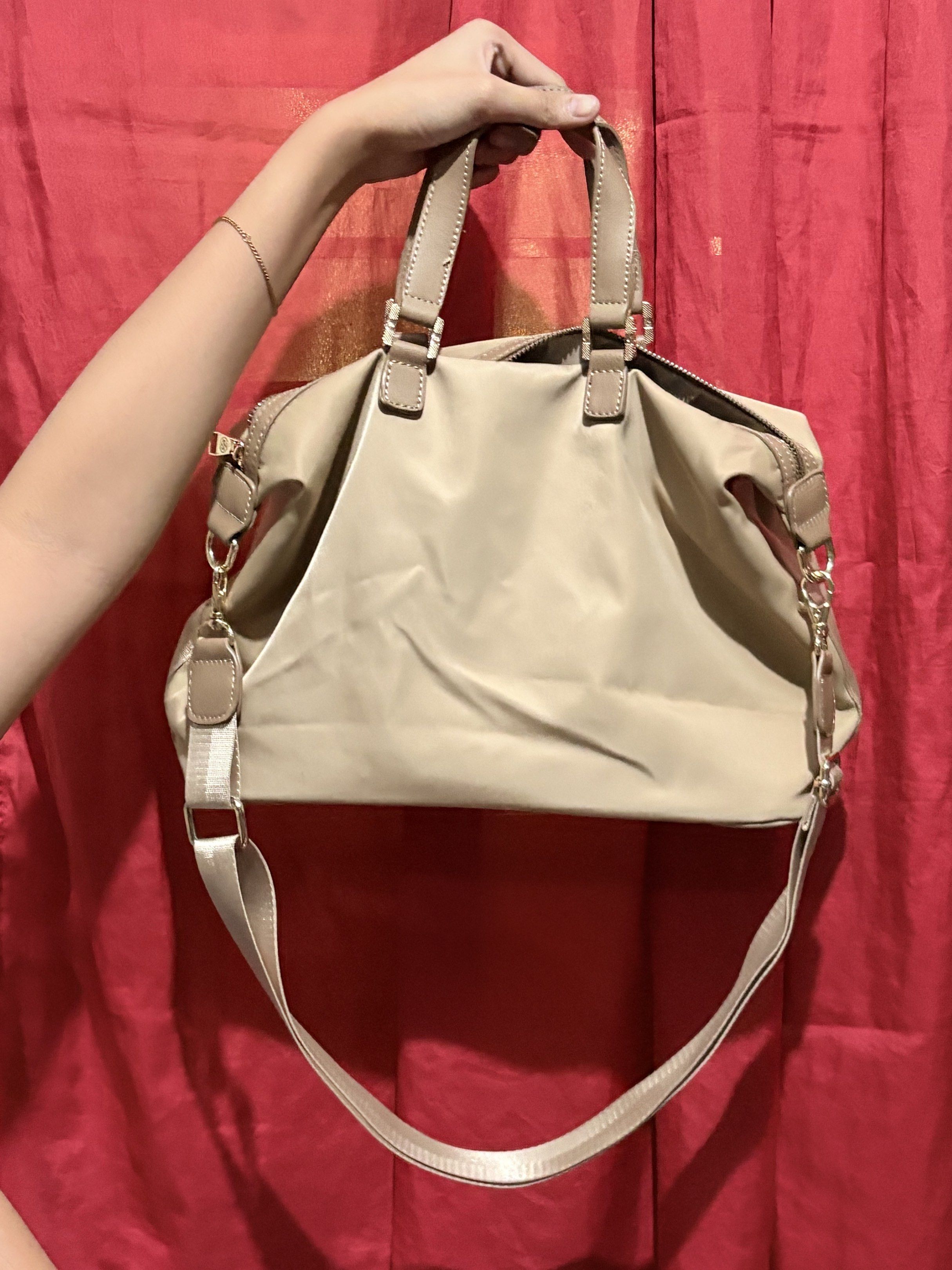 Tory Burch Satchel Bag (Category: Luxury Bags & Wallets) located in Manila. Submitted by cufflej (Listing ID 1418957361, Image 2). Description: - Tory Burch satchel bag - Beige exterior - Matching shoulder strap - Front zipper pocket - Tory Burch logo charm - Patterned interior lining - Metal Tory Burch label - Top handles - Detachable shoulder strap.