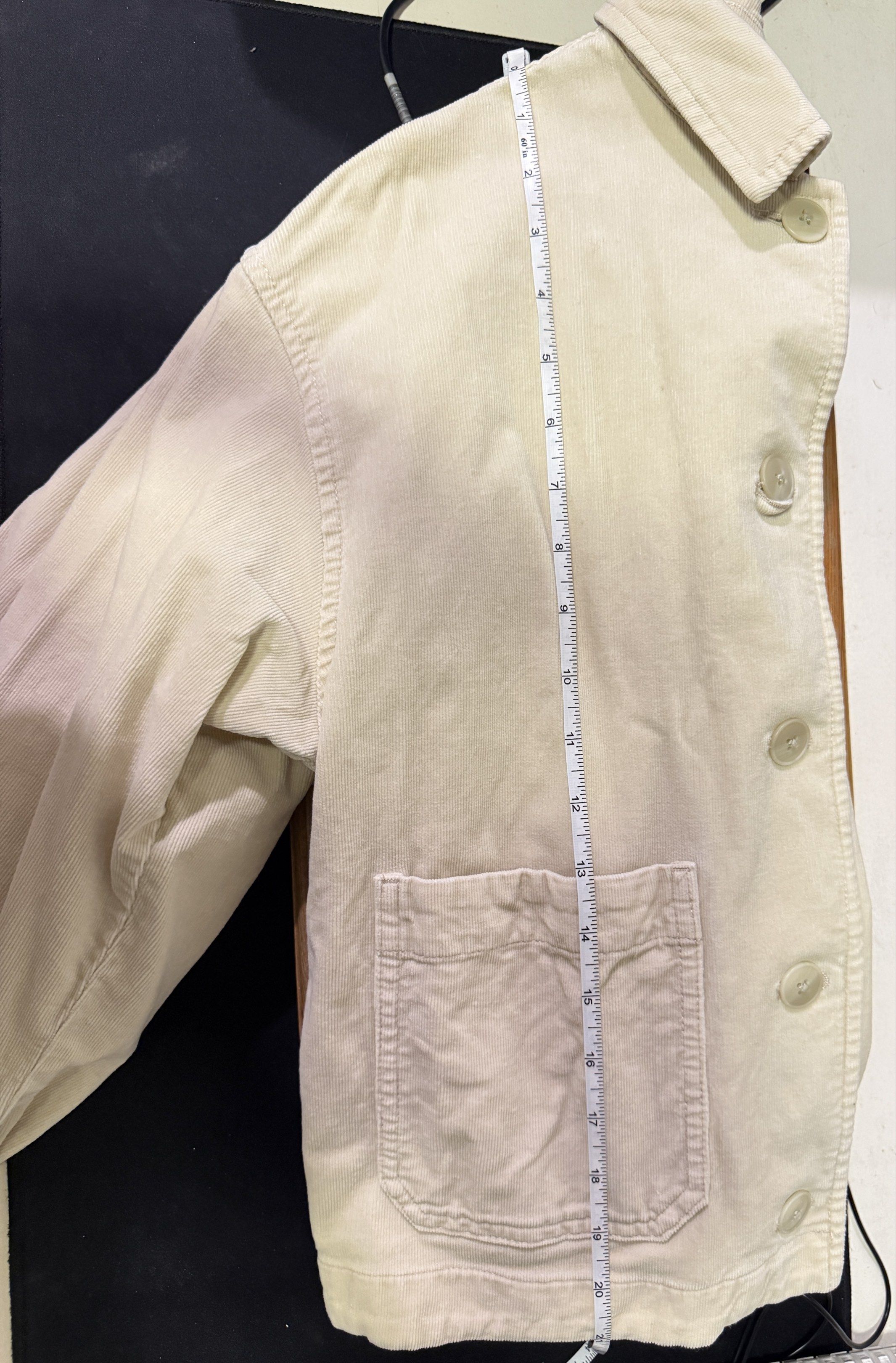 UNIQLO Cream Corduroy Jacket (Category: Coats, Jackets and Outerwear) located in Pasig City. Submitted by leicart (Listing ID 1418910281, Image 3). Description: owner’s measurements: - bust: 32 in - waist: 24 in - height: 5’0 - weight: 45kg 🏳️ last price posted, lower offers will not be entertained 🦋 color may vary depending on the lighting 🫧pasig, metro manila 🌷SF will be shouldered by the buyer 📦 lbc, j&t, flash, and sdd couriers .