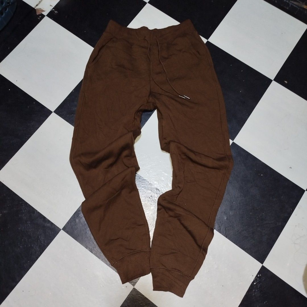 Uniqlo HEATTECH Pile-Lined Sweatpants - Brown (Category: Other Bottoms) located in Dasmarinas. Submitted by jrsullano (Listing ID 1418865976, Image 2). Description: - Uniqlo HEATTECH sweatpants - Color: 36 Brown - Features: - Drawstring waist - Cuffed ankles - Pile-lined interior for warmth - Made in Vietnam - Perfect for cold weather.