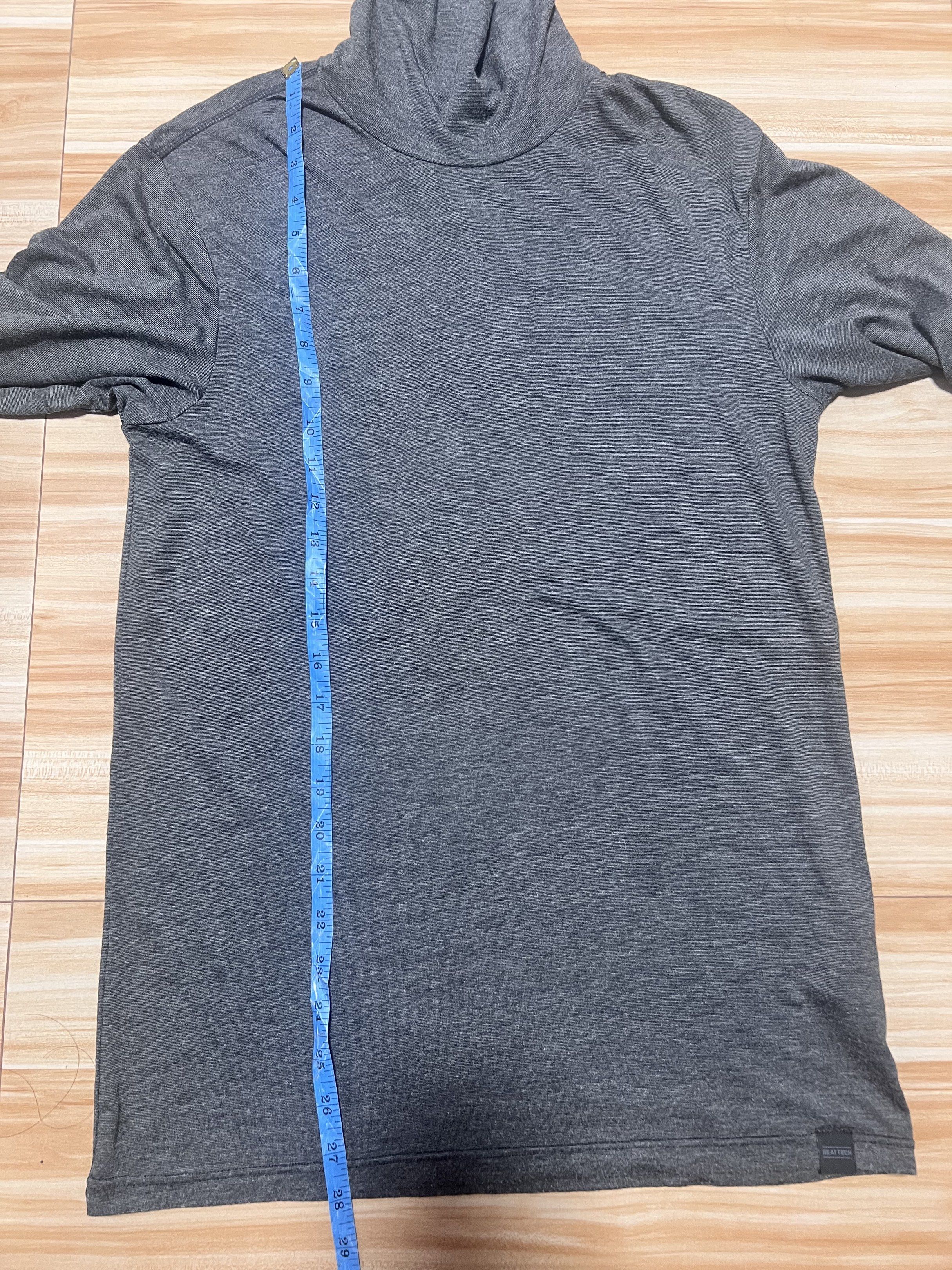 UNIQLO Heattech Turtleneck for Men / Medium (Category: Sleep and Loungewear) located in Manila. Submitted by jk2578 (Listing ID 1418777193, Image 3). Description: UNIQLO Heattech for Men Medium on tag ❣️Get this item for free when you avail any of my items listed worth ₱500⬆️ Issue: pin hole .