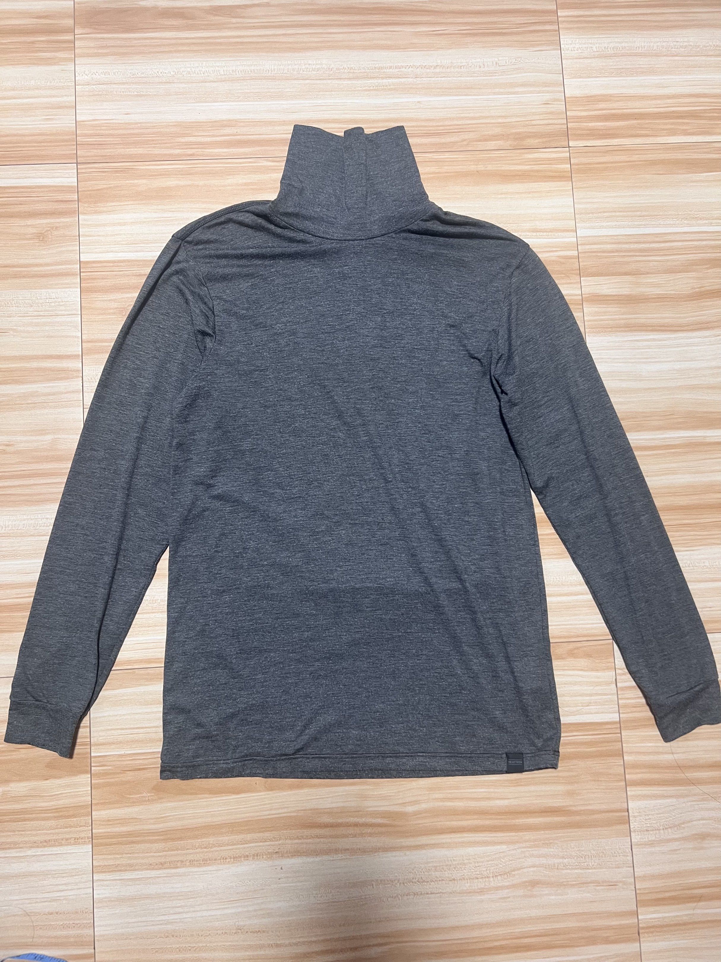 UNIQLO Heattech Turtleneck for Men / Medium (Category: Sleep and Loungewear) located in Manila. Submitted by jk2578 (Listing ID 1418777193, Image 1). Description: UNIQLO Heattech for Men Medium on tag ❣️Get this item for free when you avail any of my items listed worth ₱500⬆️ Issue: pin hole .
