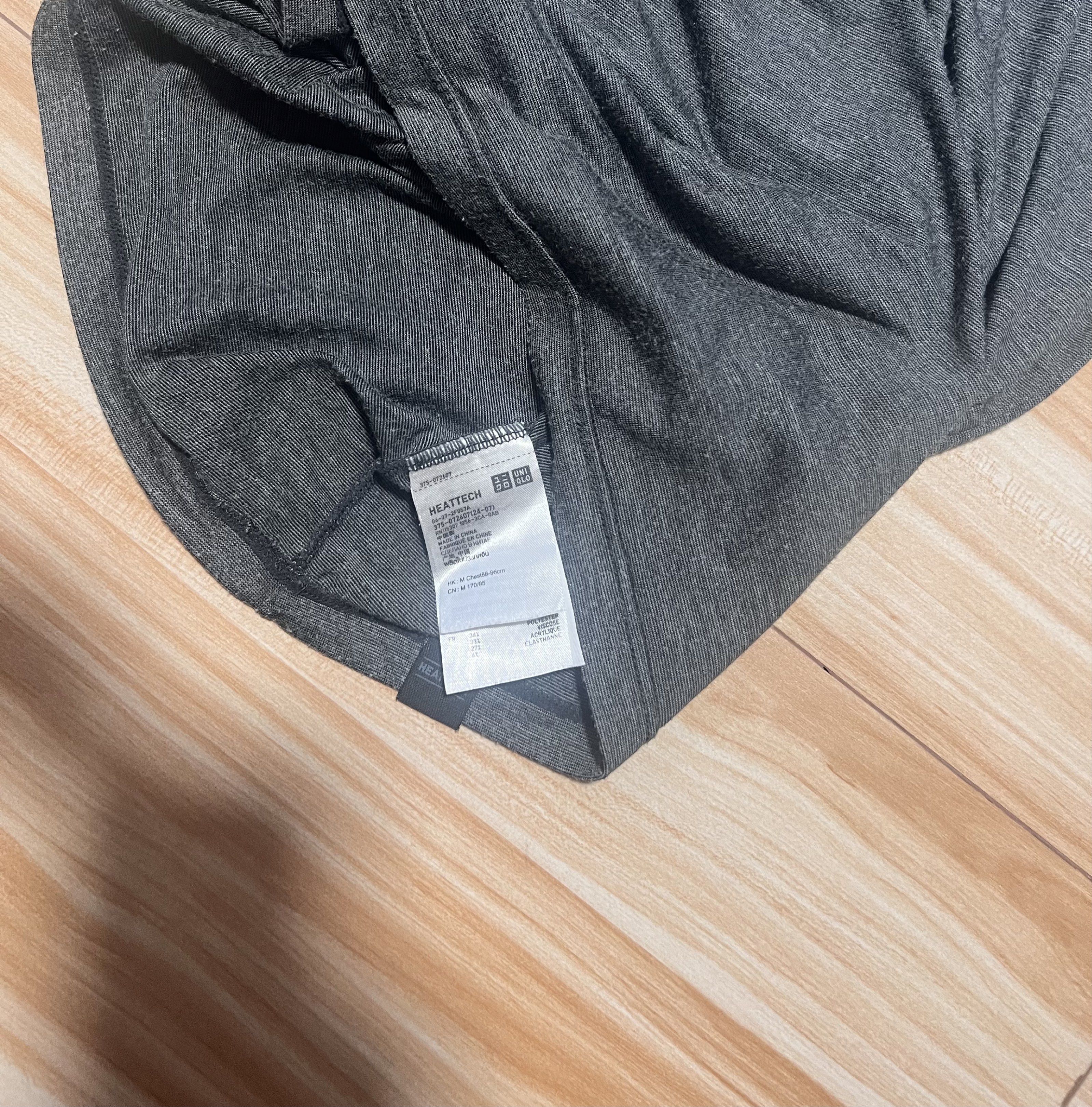 UNIQLO Heattech Turtleneck for Men / Medium (Category: Sleep and Loungewear) located in Manila. Submitted by jk2578 (Listing ID 1418777193, Image 2). Description: UNIQLO Heattech for Men Medium on tag ❣️Get this item for free when you avail any of my items listed worth ₱500⬆️ Issue: pin hole .
