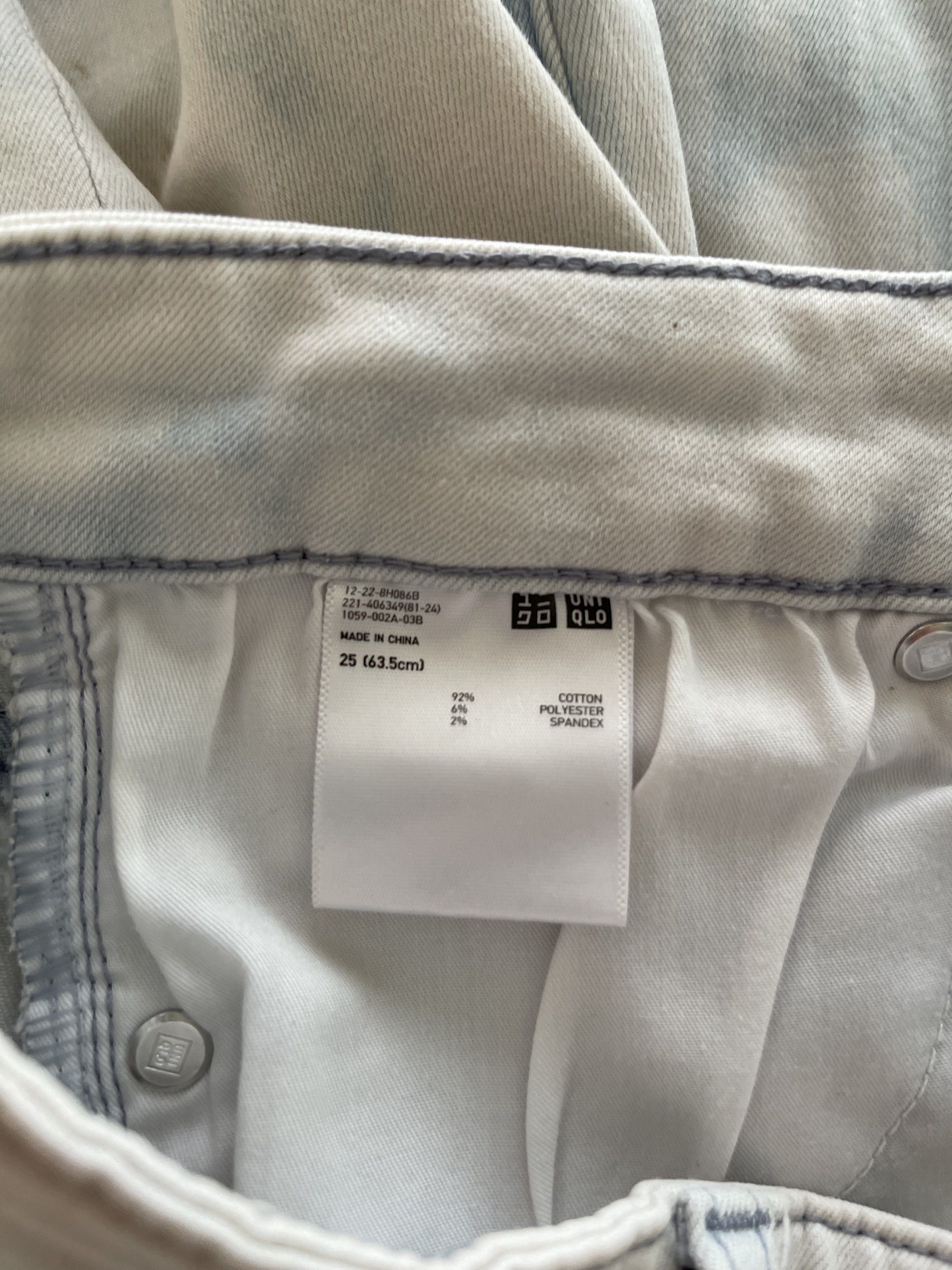 Uniqlo Jeans Size 25 (Category: Jeans) located in Quezon City. Submitted by k.closetphp (Listing ID 1418856877, Image 3). Description: - Uniqlo jeans - Light blue tie-dye wash - Size 25 - 63.5cm inseam - Material: 92% cotton, 6% polyester, 2% spandex - Button and zipper closure - Classic five-pocket design.