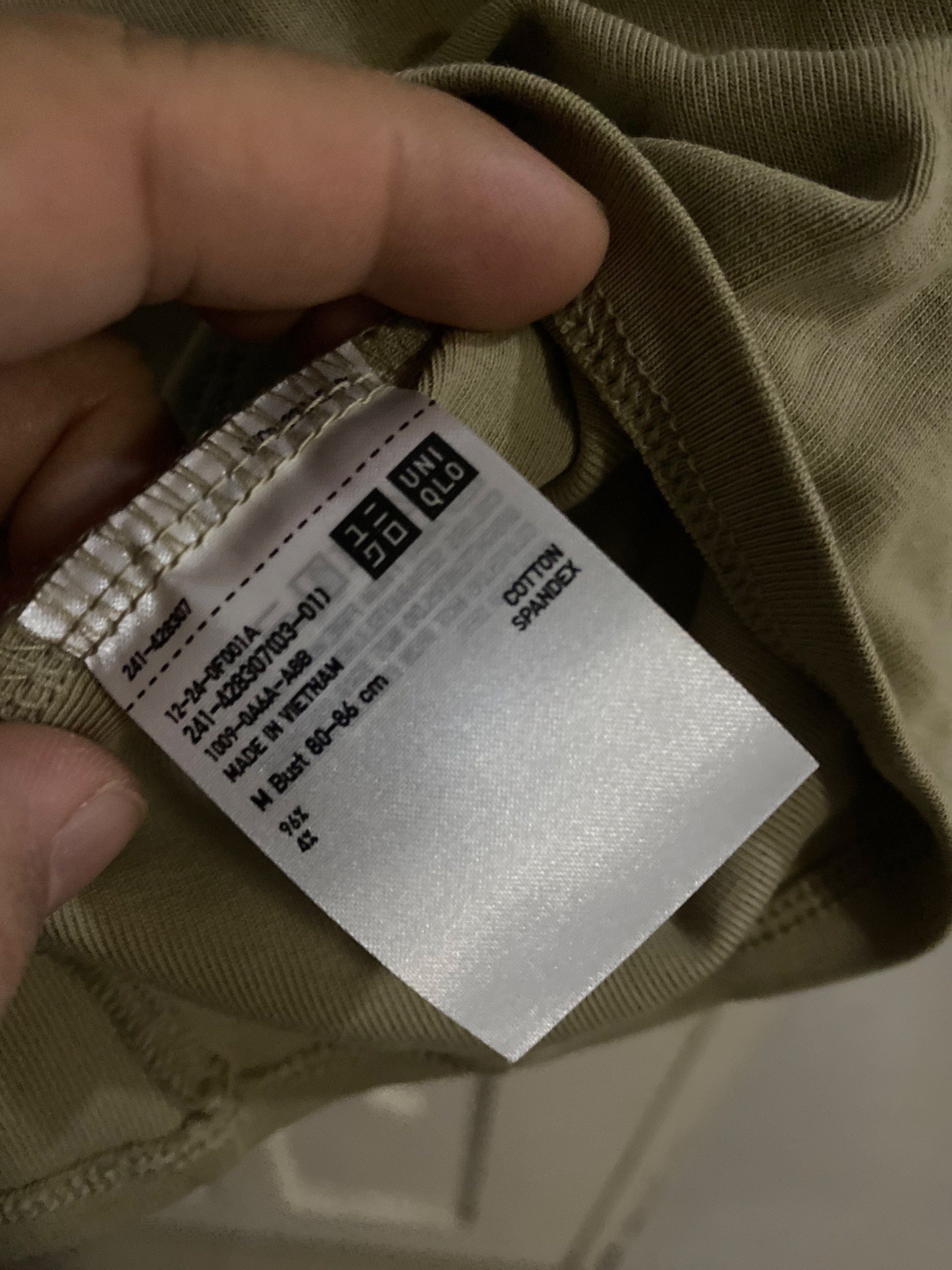 Uniqlo Long Sleeve Shirt (Category: Longsleeves) located in Valenzuela. Submitted by acandychin (Listing ID 1418940567, Image 2). Description: - Uniqlo long sleeve shirt - Size: Medium (M) - Color: Neutral - Made in Vietnam - Bust: 80-86 cm - Material: Cotton and Spandex - Features: Round neckline, long sleeves.