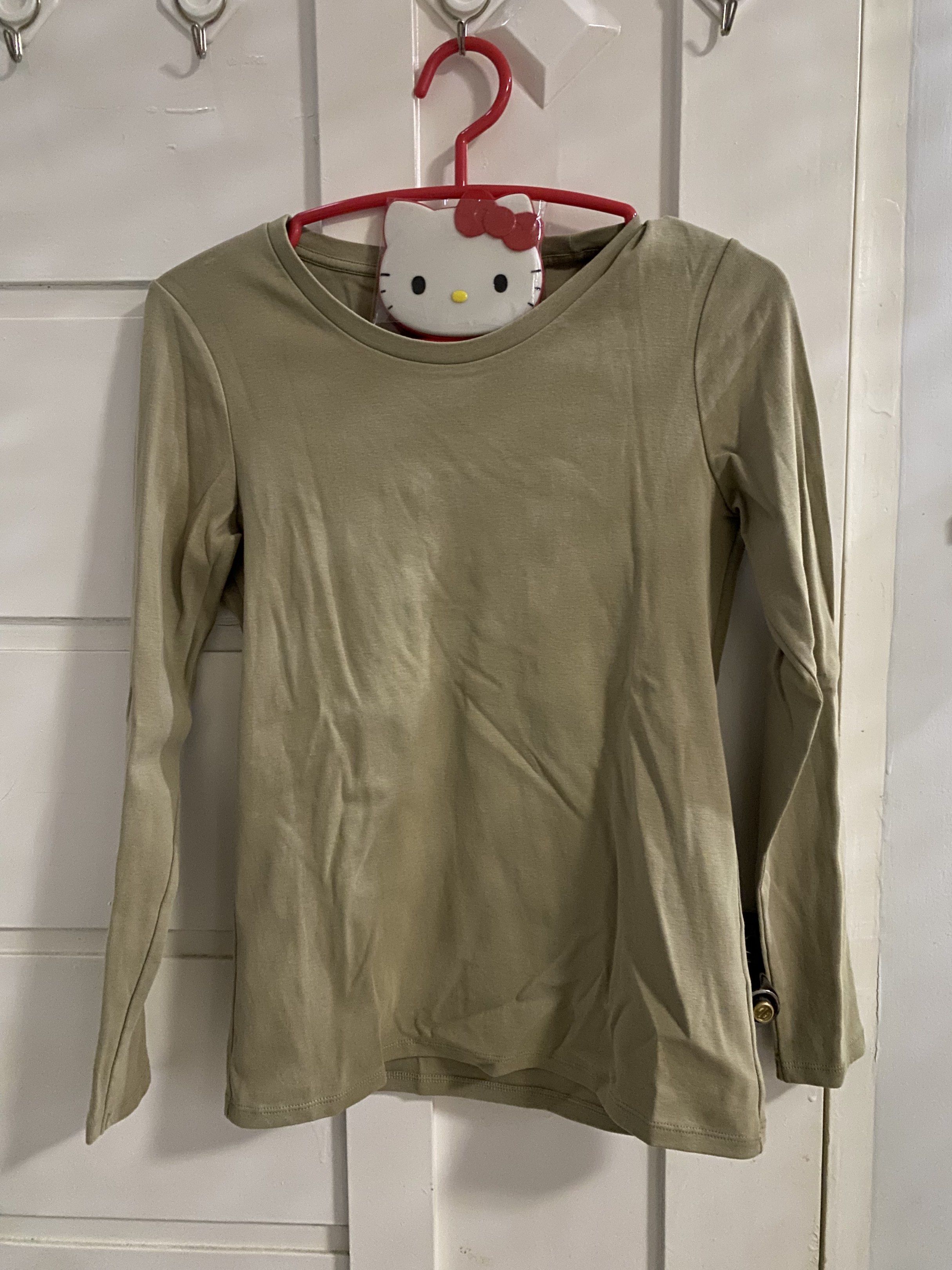 Uniqlo Long Sleeve Shirt (Category: Longsleeves) located in Valenzuela. Submitted by acandychin (Listing ID 1418940567, Image 1). Description: - Uniqlo long sleeve shirt - Size: Medium (M) - Color: Neutral - Made in Vietnam - Bust: 80-86 cm - Material: Cotton and Spandex - Features: Round neckline, long sleeves.