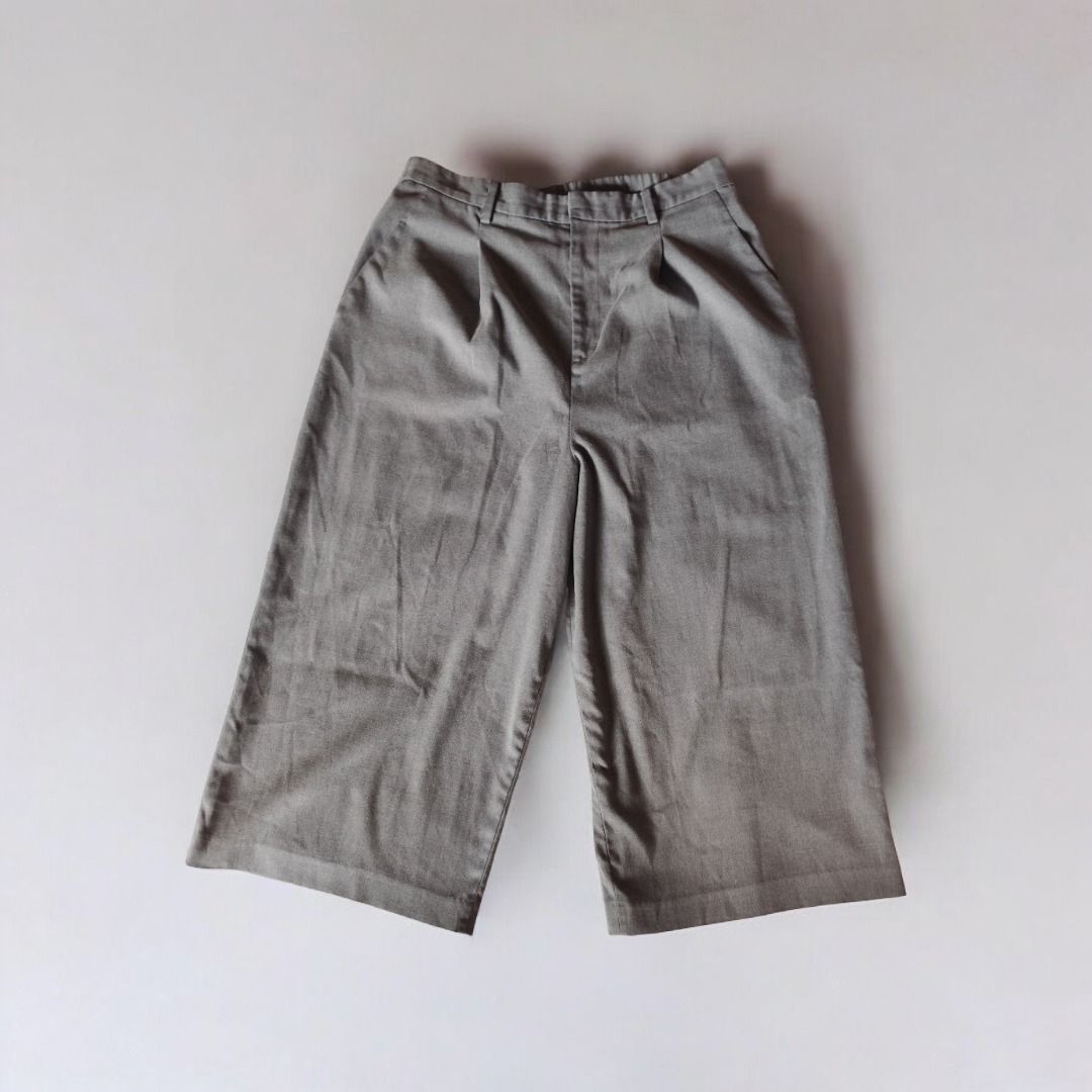 Uniqlo Wide Leg Trouser (Category: Jeans) located in Mandaluyong City. Submitted by msdeclutterfinds (Listing ID 1418829315, Image 2). Description: - Uniqlo Gray Wide-Leg Pants - Size: XL on tag. But best fit for Medium to Large built. - Waist: 75-81cm (31 to 32 inches) - Hips: 100-106cm - Length: 32 inches - Material: Polyester & Spandex - Features: Classic design with pleats - Perfect for a comfortable and stylish look.