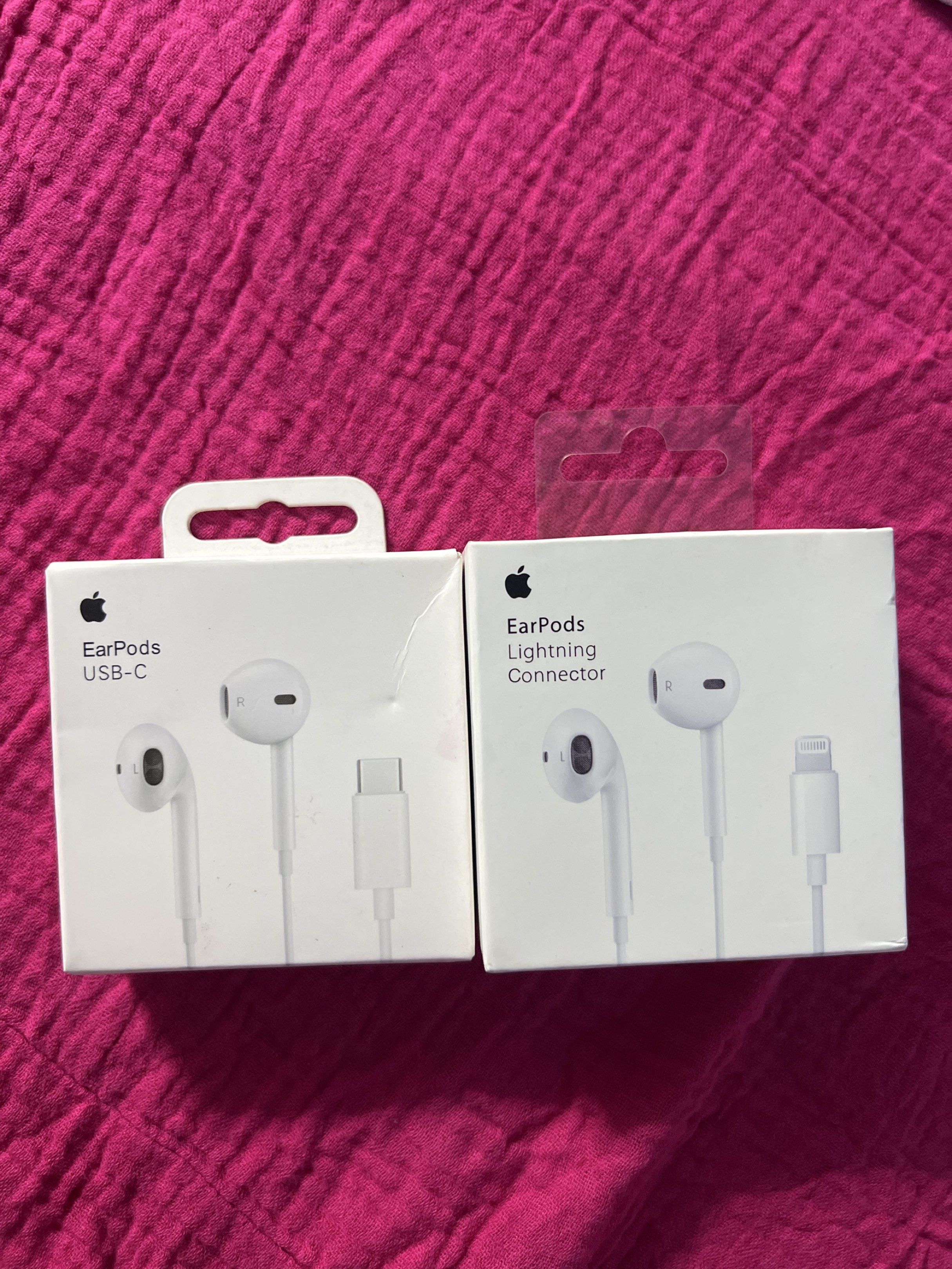 Usb-C | Lightning to Headphone Jack Adapter (Category: Earphones) located in Manila. Submitted by as_onlineshop11 (Listing ID 1418956668, Image 1). Description: .