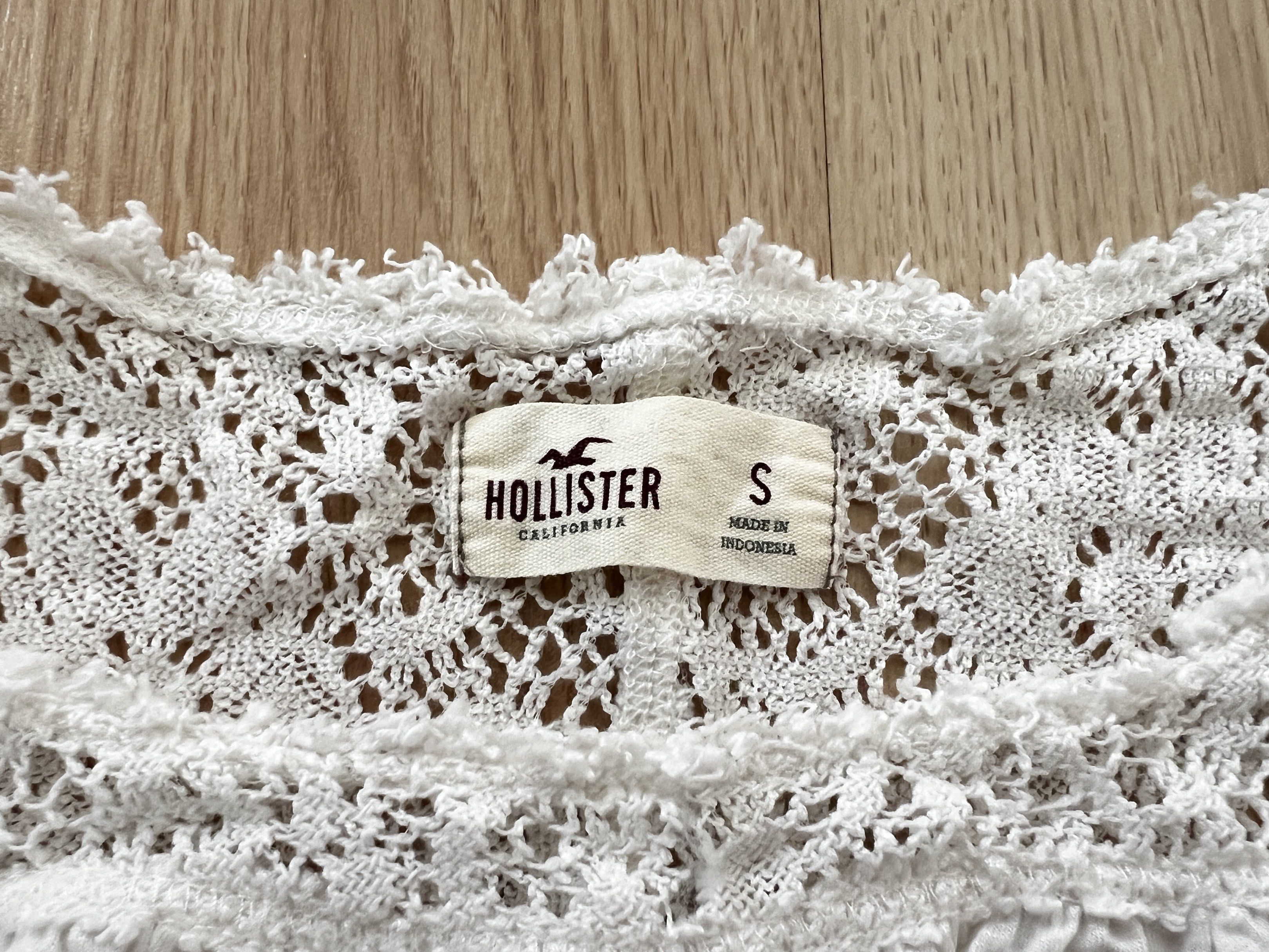 Hollister White top (Category: Other Tops) located in Bukit Mertajam. Submitted by ll222 (Listing ID 1418863263, Image 2). Description: .