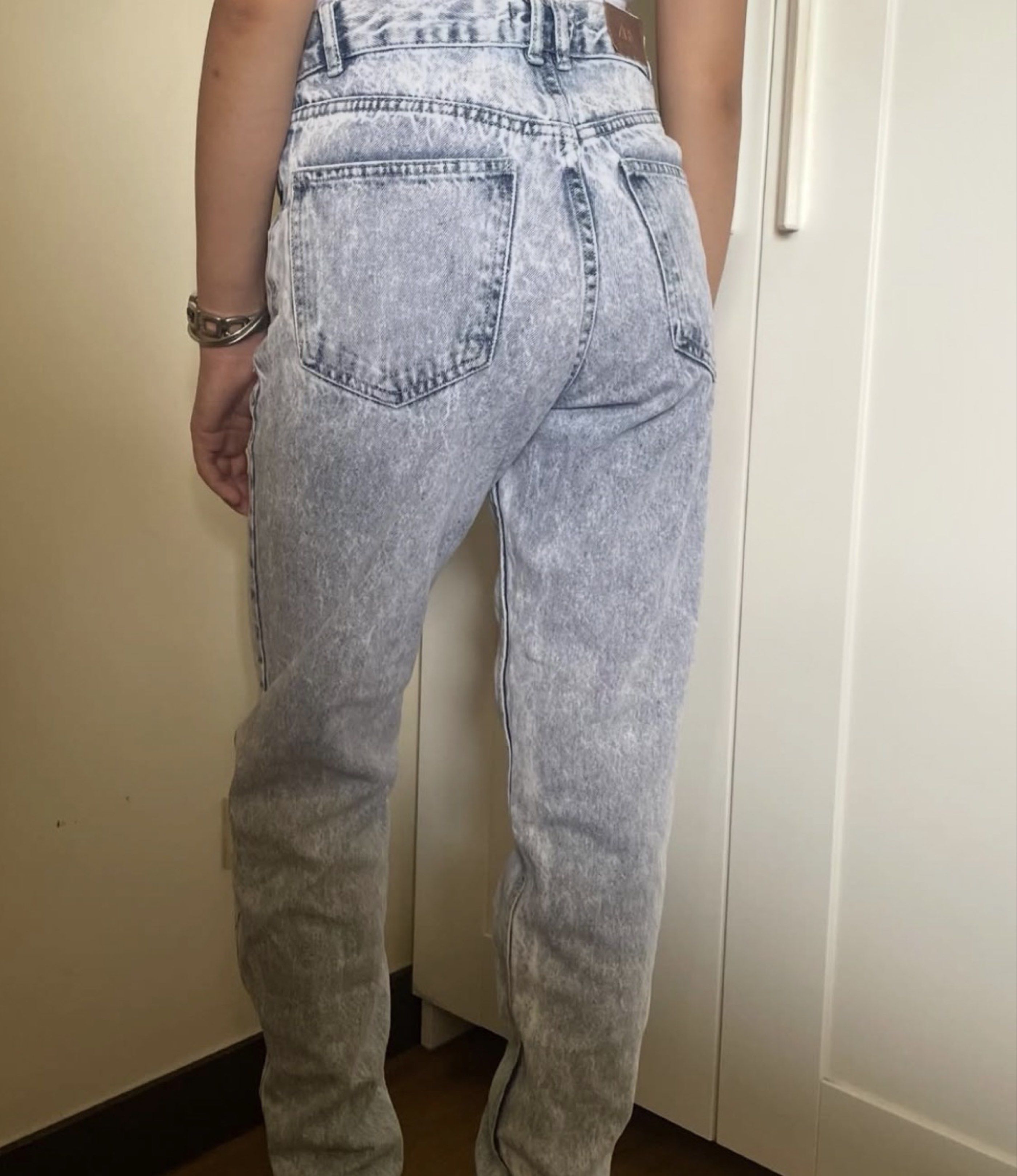 Zara Acid Wash Jeans (Category: Jeans) located in Manila. Submitted by tamia444_ (Listing ID 1418810193, Image 2). Description: Can fit small to medium - Zara acid wash jeans - High-waisted - Straight-leg fit - Button and zipper closure - Five-pocket styling - Zara brand patch - Perfect for everyday wear.