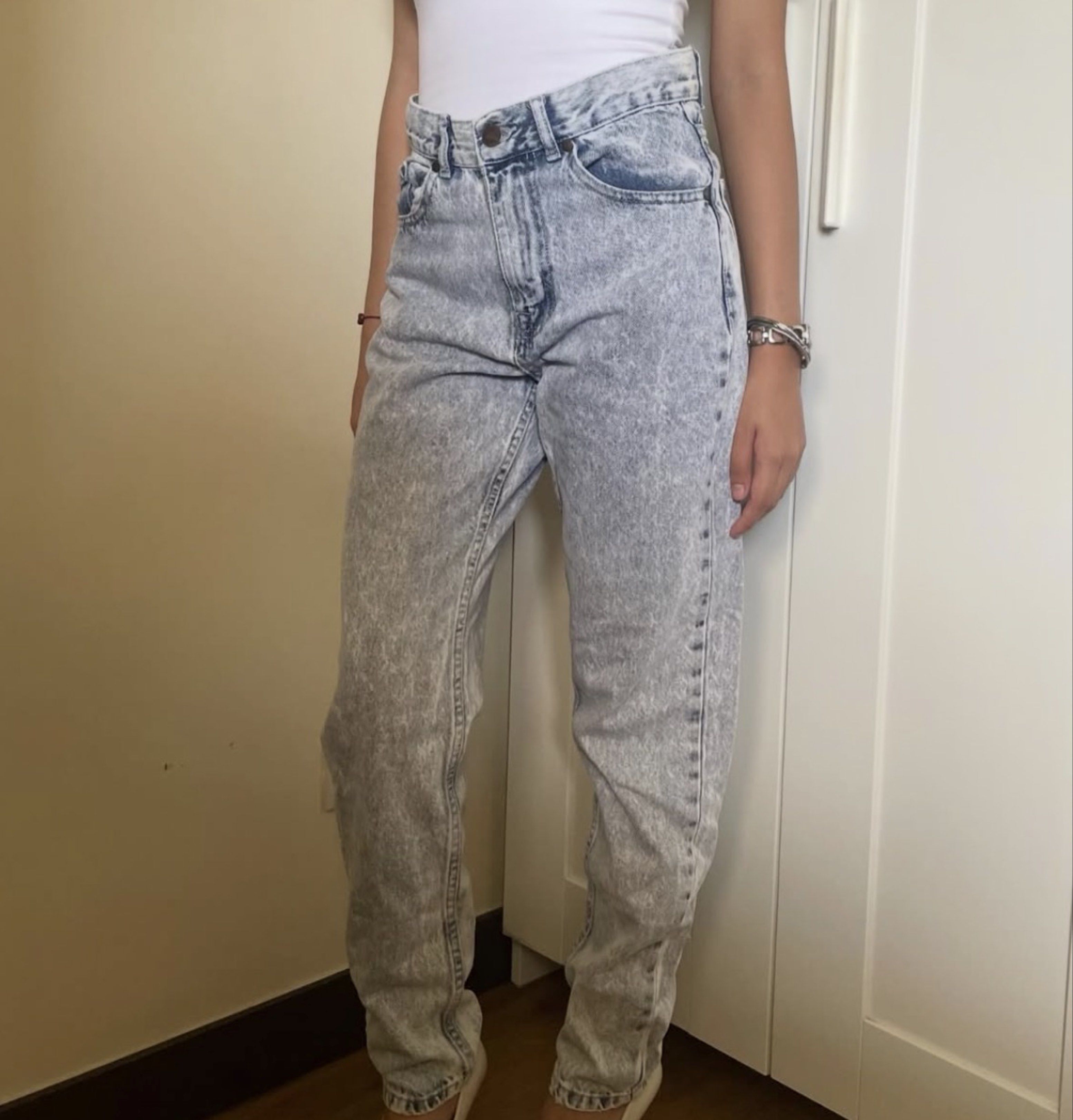 Zara Acid Wash Jeans (Category: Jeans) located in Manila. Submitted by tamia444_ (Listing ID 1418810193, Image 1). Description: Can fit small to medium - Zara acid wash jeans - High-waisted - Straight-leg fit - Button and zipper closure - Five-pocket styling - Zara brand patch - Perfect for everyday wear.