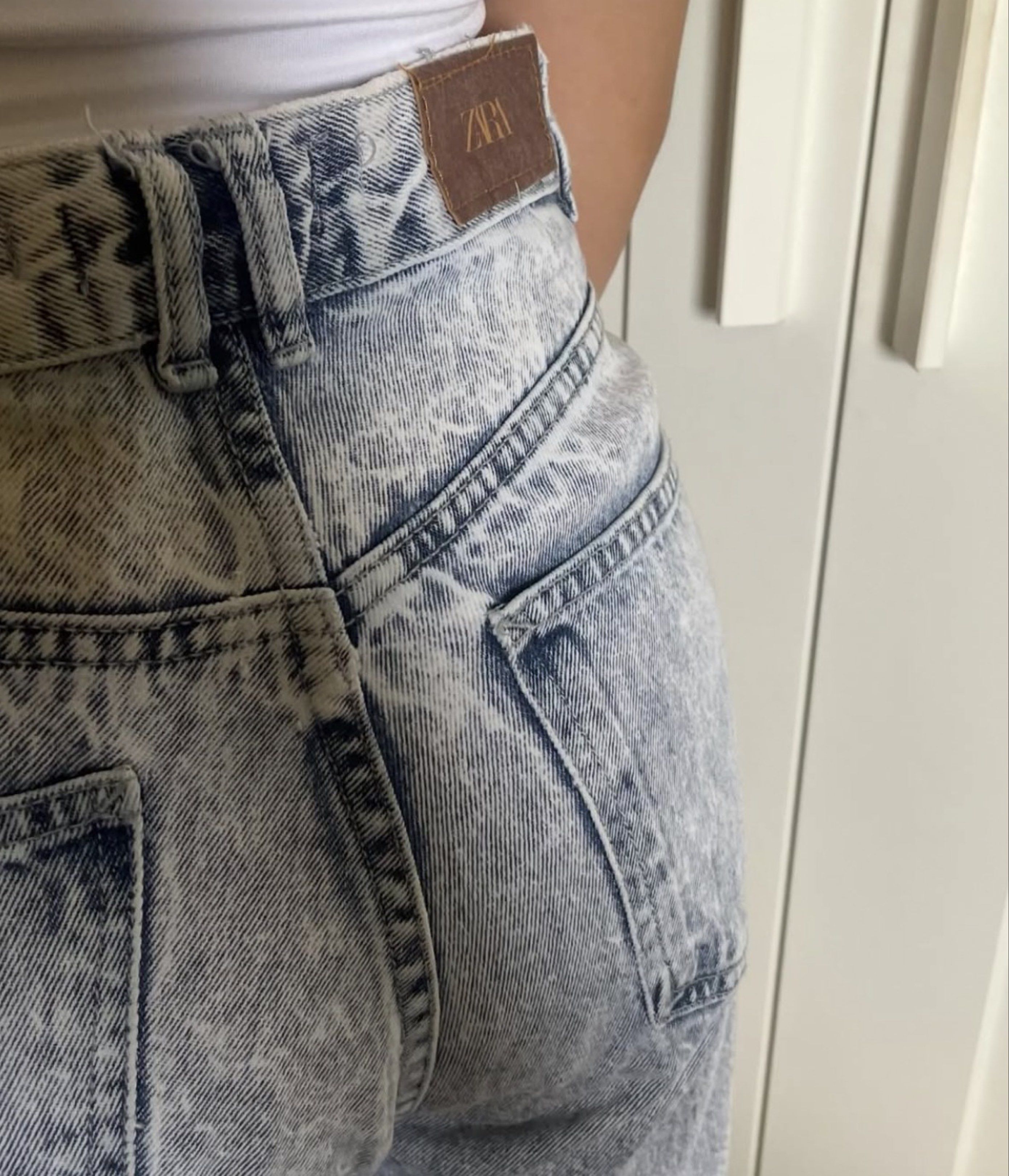 Zara Acid Wash Jeans (Category: Jeans) located in Manila. Submitted by tamia444_ (Listing ID 1418810193, Image 3). Description: Can fit small to medium - Zara acid wash jeans - High-waisted - Straight-leg fit - Button and zipper closure - Five-pocket styling - Zara brand patch - Perfect for everyday wear.
