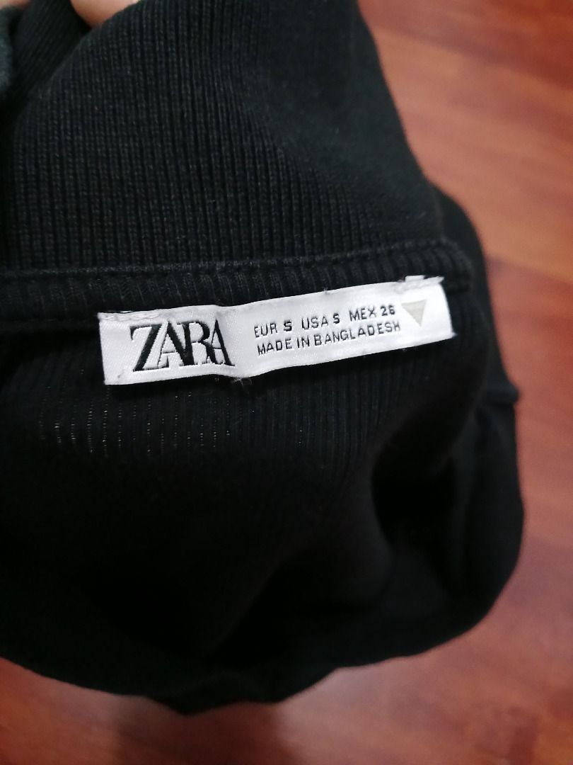 Zara Black Ribbed V-neck Crop Top (Category: Sleeveless) located in Caloocan City. Submitted by 11declutter_master11 (Listing ID 1418895166, Image 2). Description: - Zara black ribbed top - Short sleeves - Ribbed - Collar - Low cut V-neck - never worn - original price 2600~.