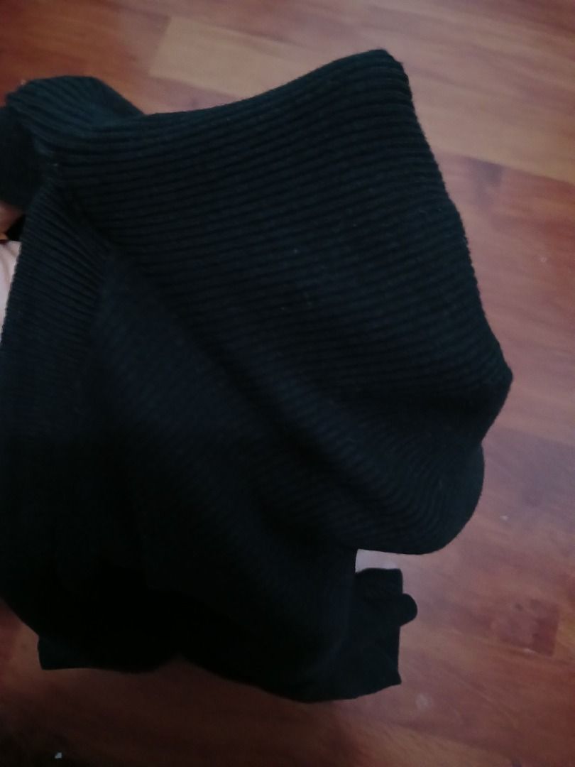 Zara Black Ribbed V-neck Crop Top (Category: Sleeveless) located in Caloocan City. Submitted by 11declutter_master11 (Listing ID 1418895166, Image 3). Description: - Zara black ribbed top - Short sleeves - Ribbed - Collar - Low cut V-neck - never worn - original price 2600~.